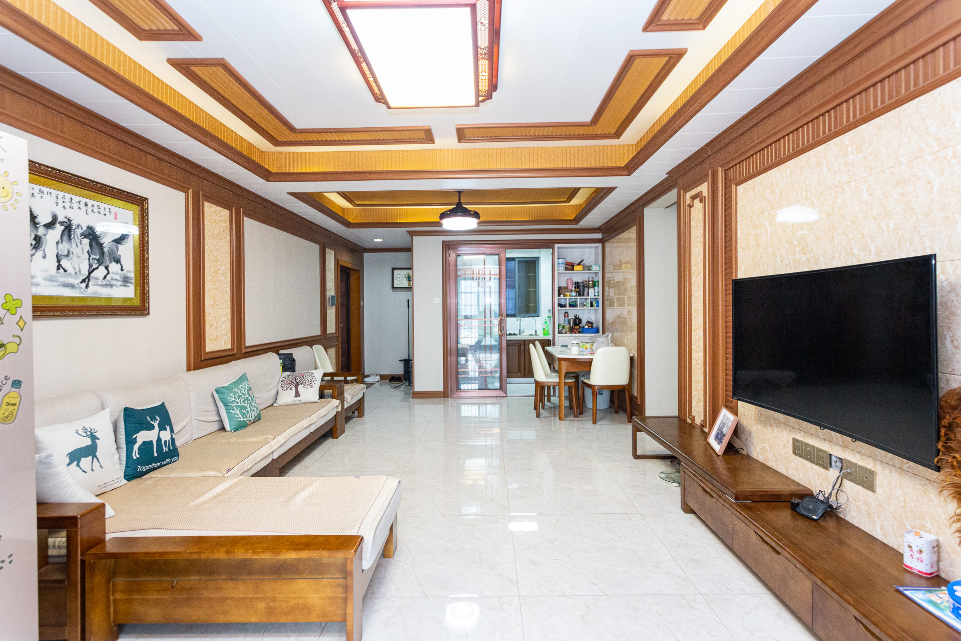 勤诚达新界 4室2厅2卫 99.0万 勤诚达新界 4室2厅2卫 99.0万客厅