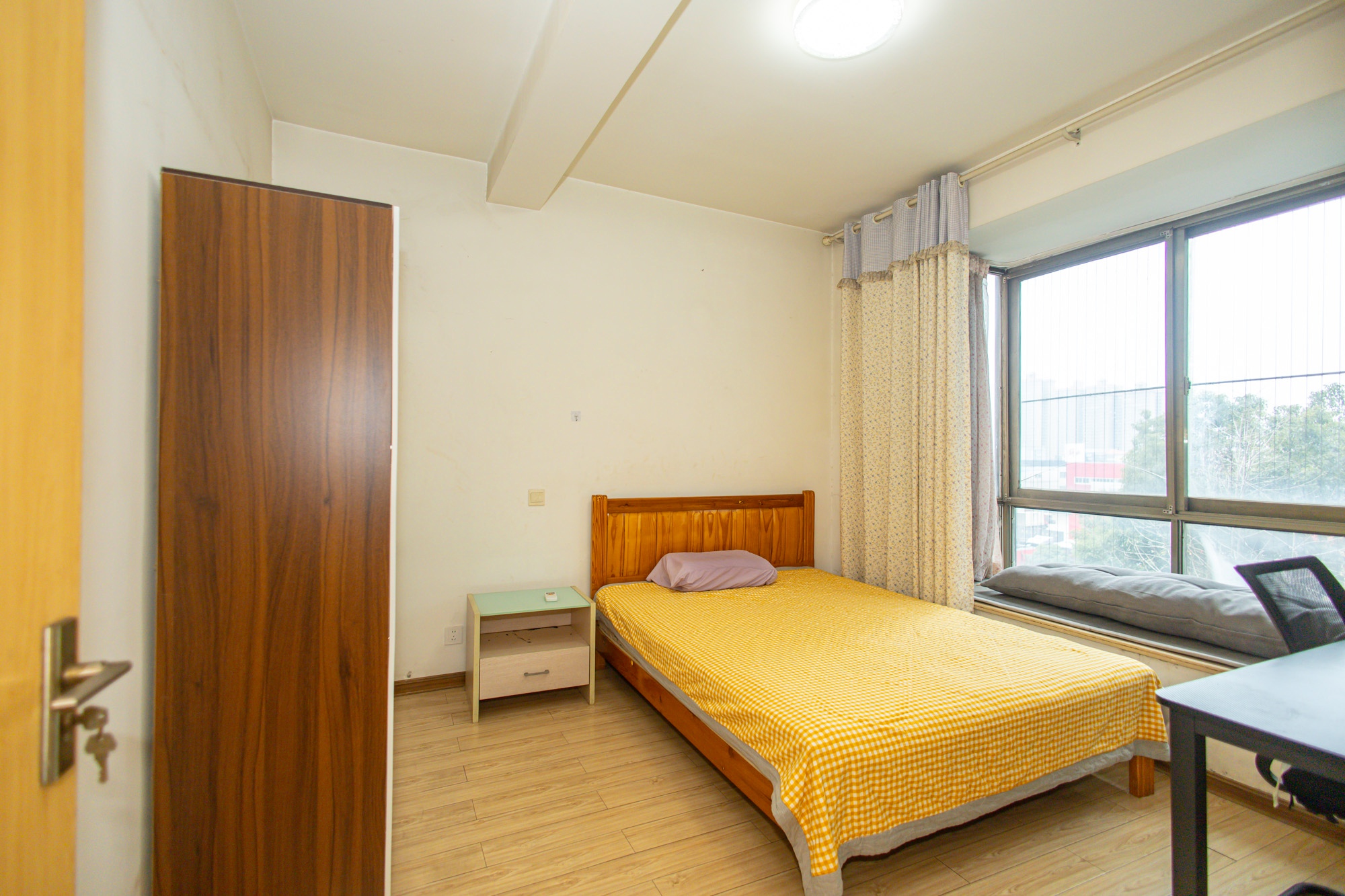卧龙居国际村  3室2厅2卫   85.00万卧室
