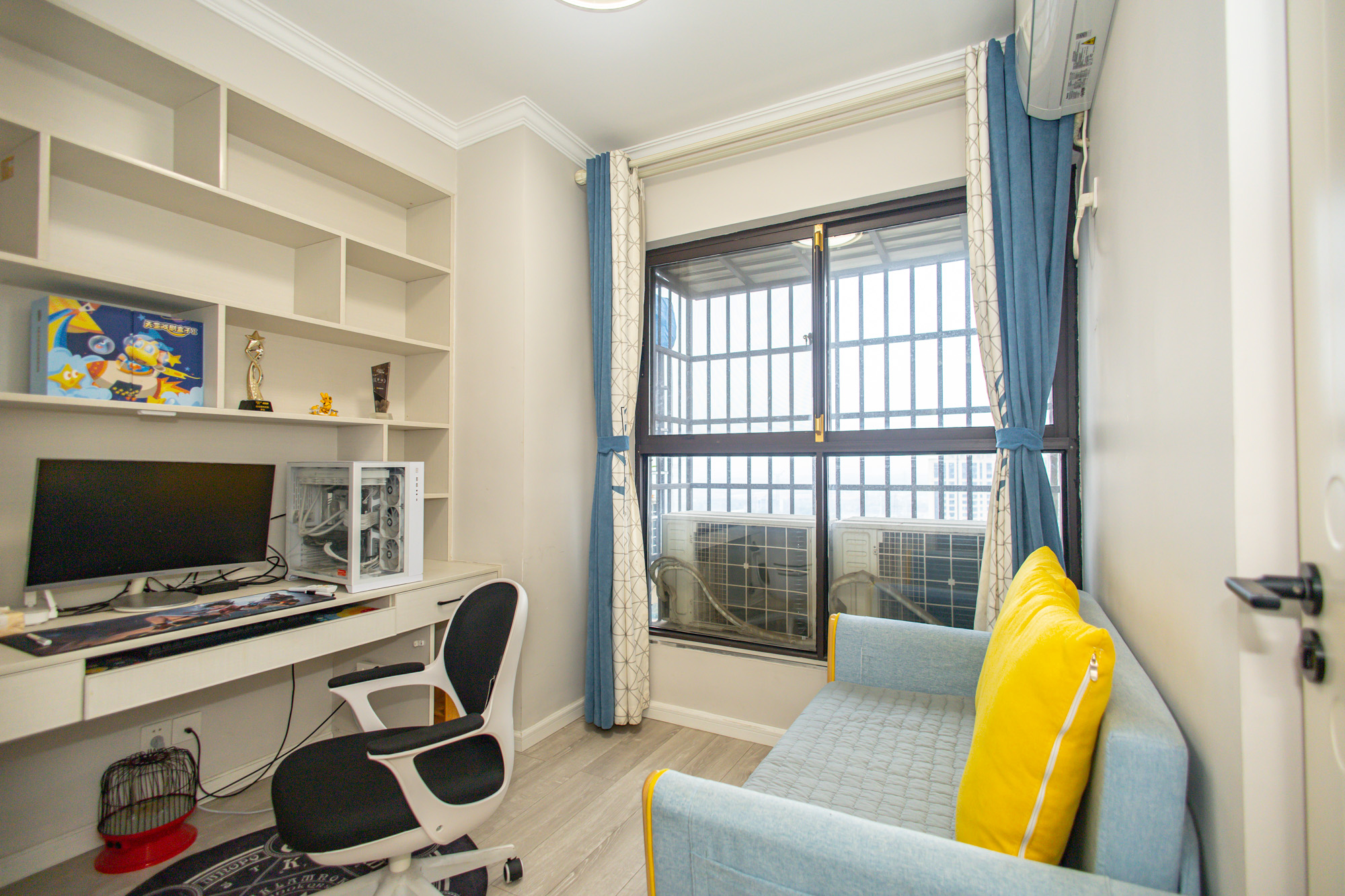 星湖湾二期高层  4室2厅2卫    113.8万卧室