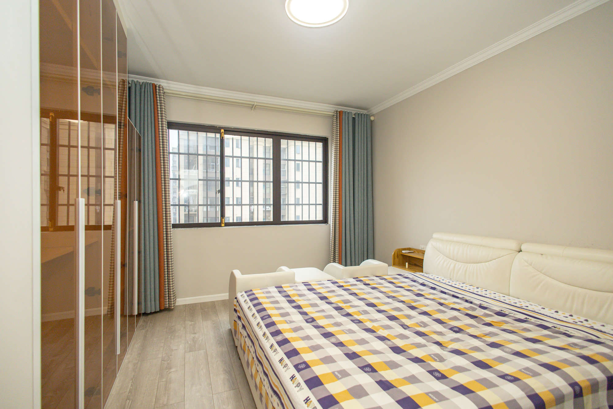 星湖湾二期高层  4室2厅2卫    113.8万卧室