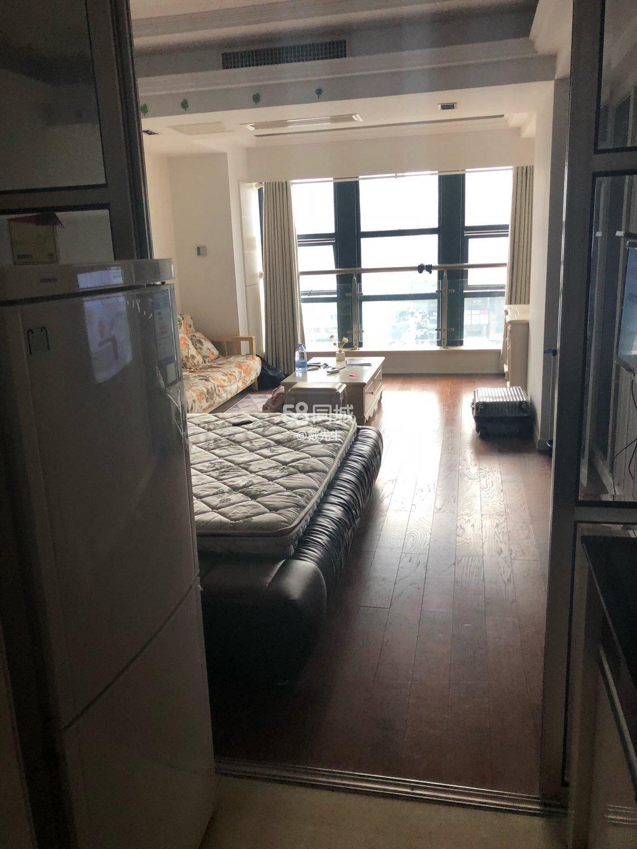 壹号公馆  1室1厅1卫    2300.0元/月室内图