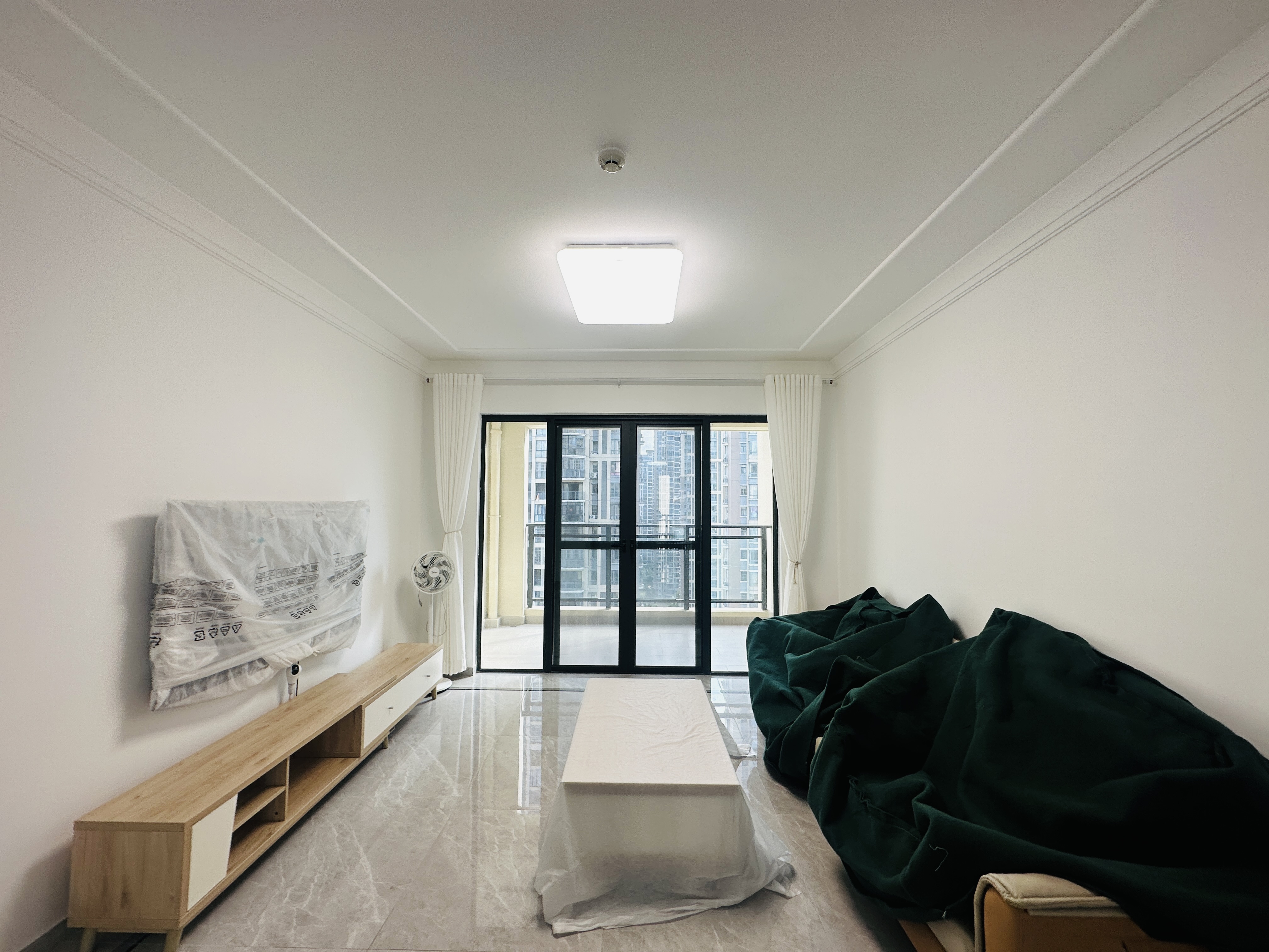 星华海岸城四期  3室2厅2卫    195.0万 星华海岸城四期  3室2厅2卫    195.0万客厅