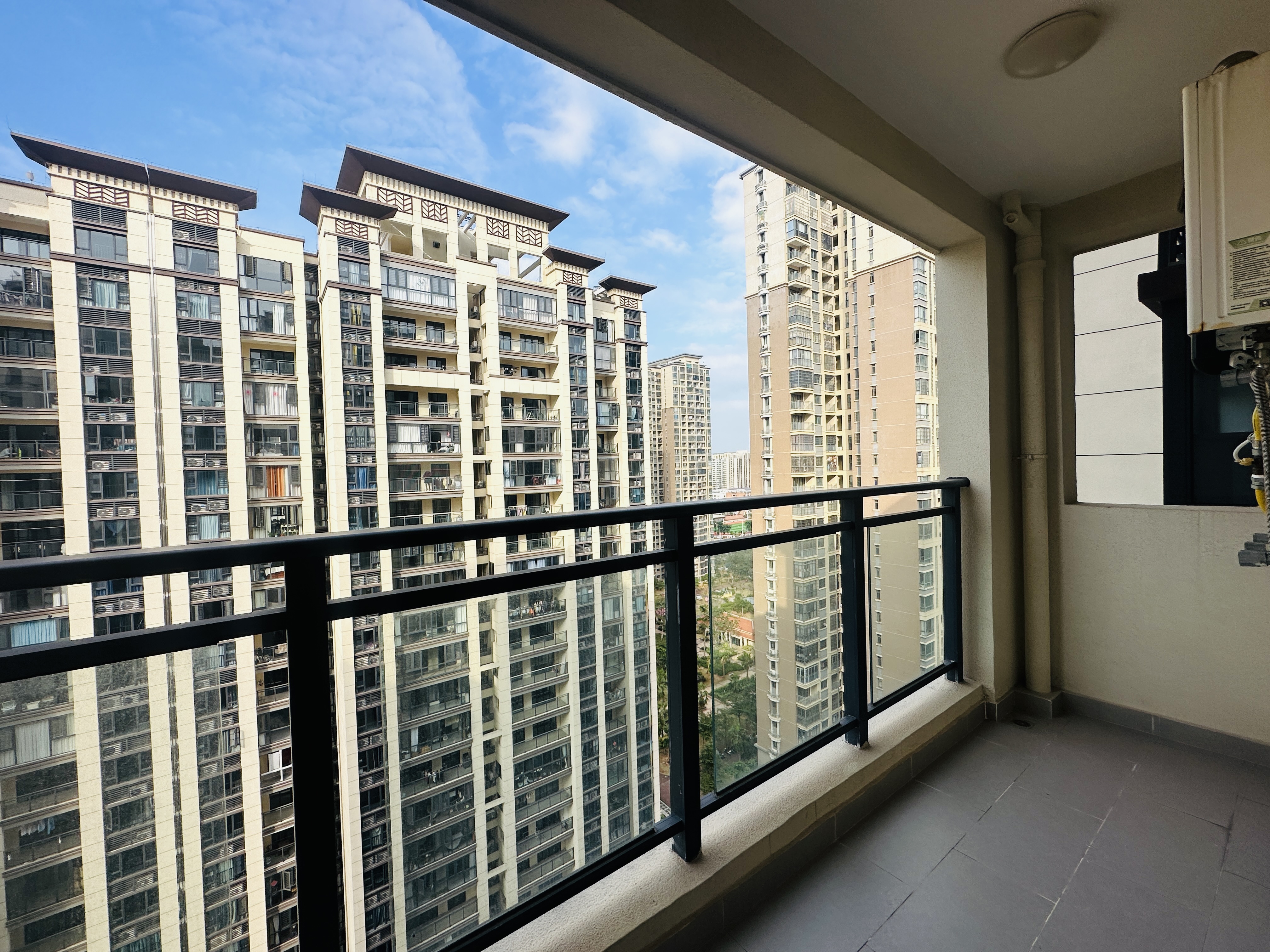 星华海岸城四期  3室2厅2卫    195.0万 星华海岸城四期  3室2厅2卫    195.0万阳台