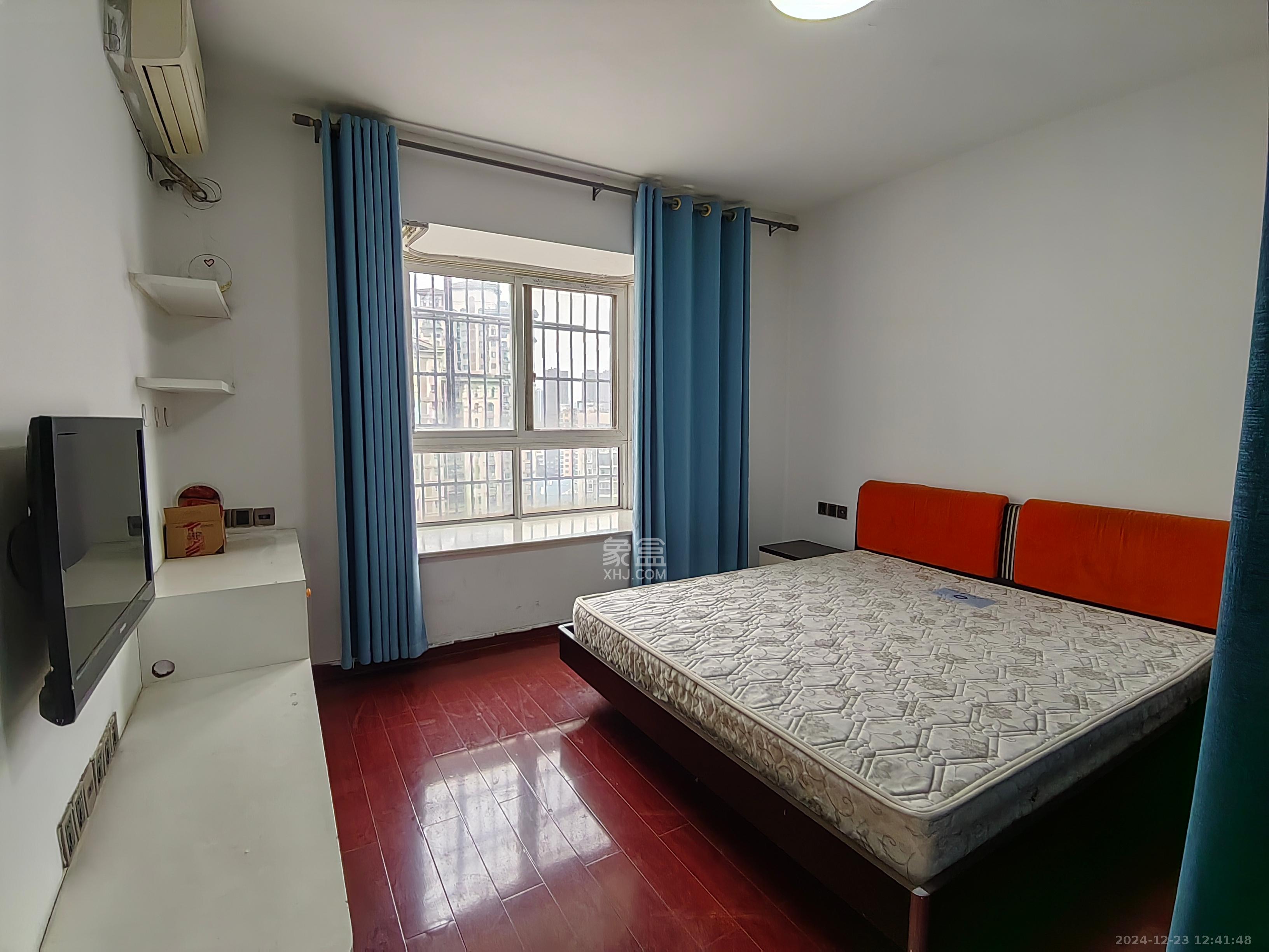 世景华庭  3室2厅2卫    1600.0元/月室内图