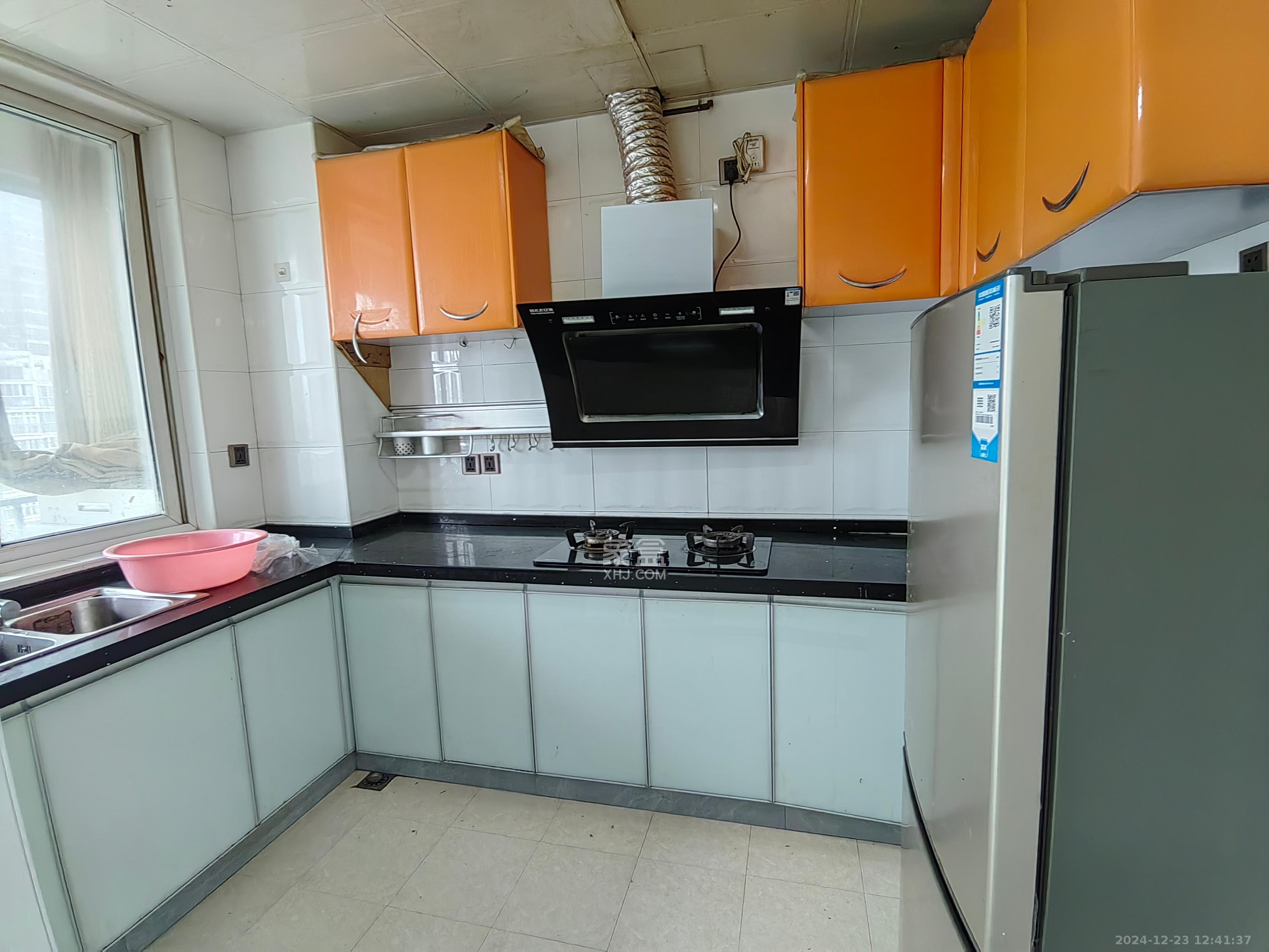 世景华庭  3室2厅2卫    1600.0元/月室内图