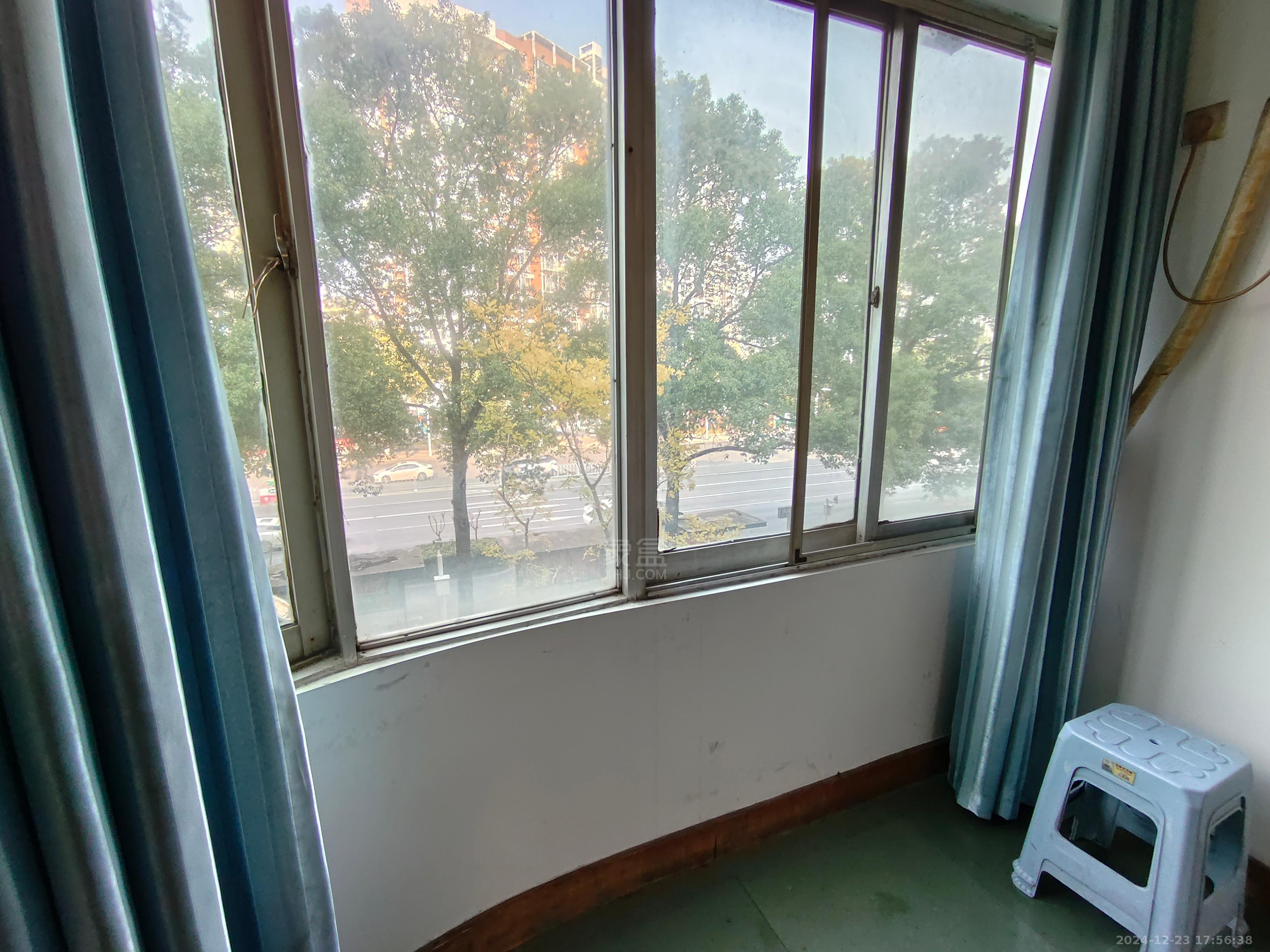 嵩山公寓 1室1厅1卫 1100.0元/月 嵩山公寓 1室1厅1卫 1100.0元/月室内图