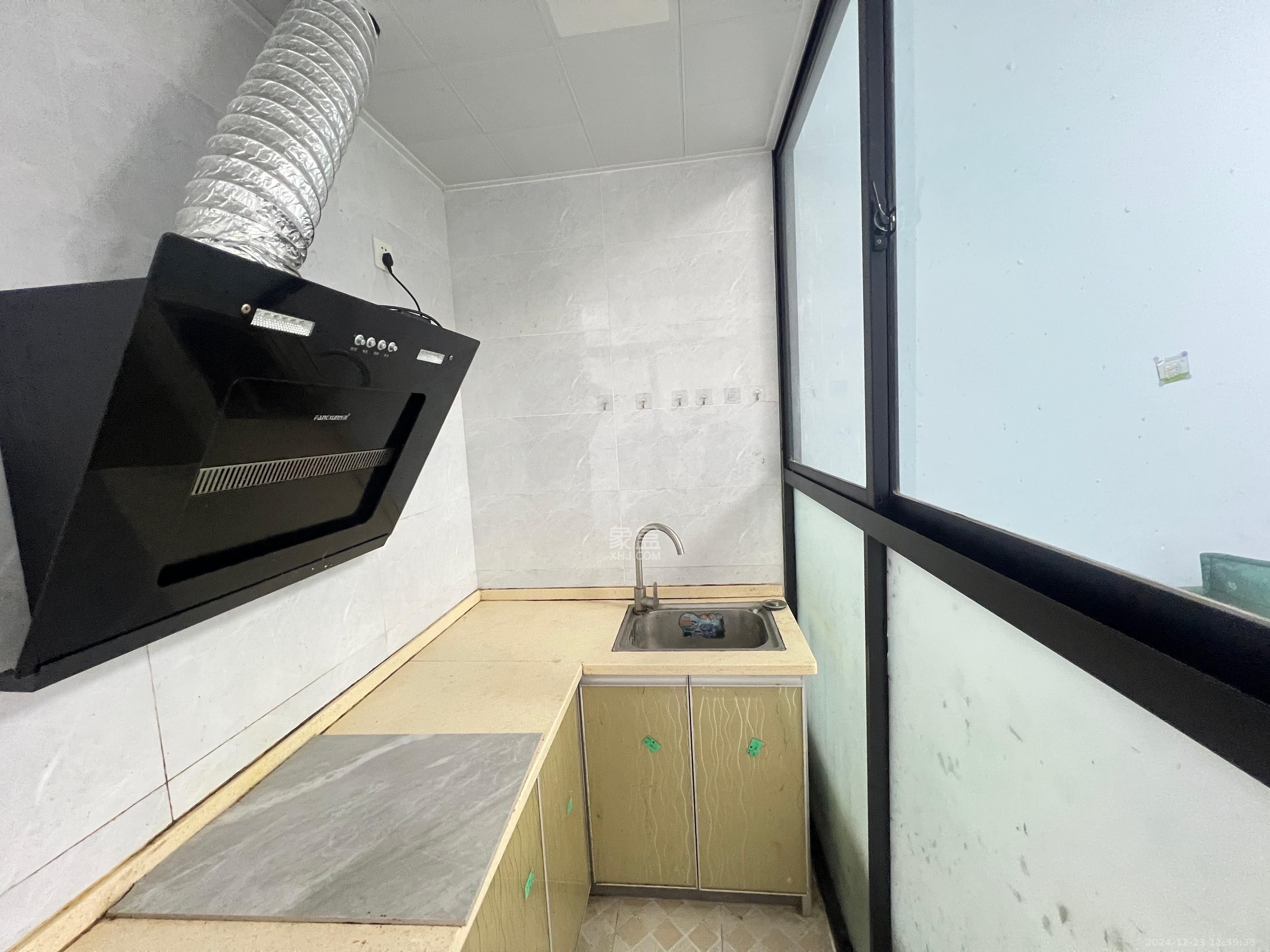 裕天国际商汇中心 1室0厅0卫 1500.0元/月 裕天国际商汇中心 1室0厅0卫 1500.0元/月室内图