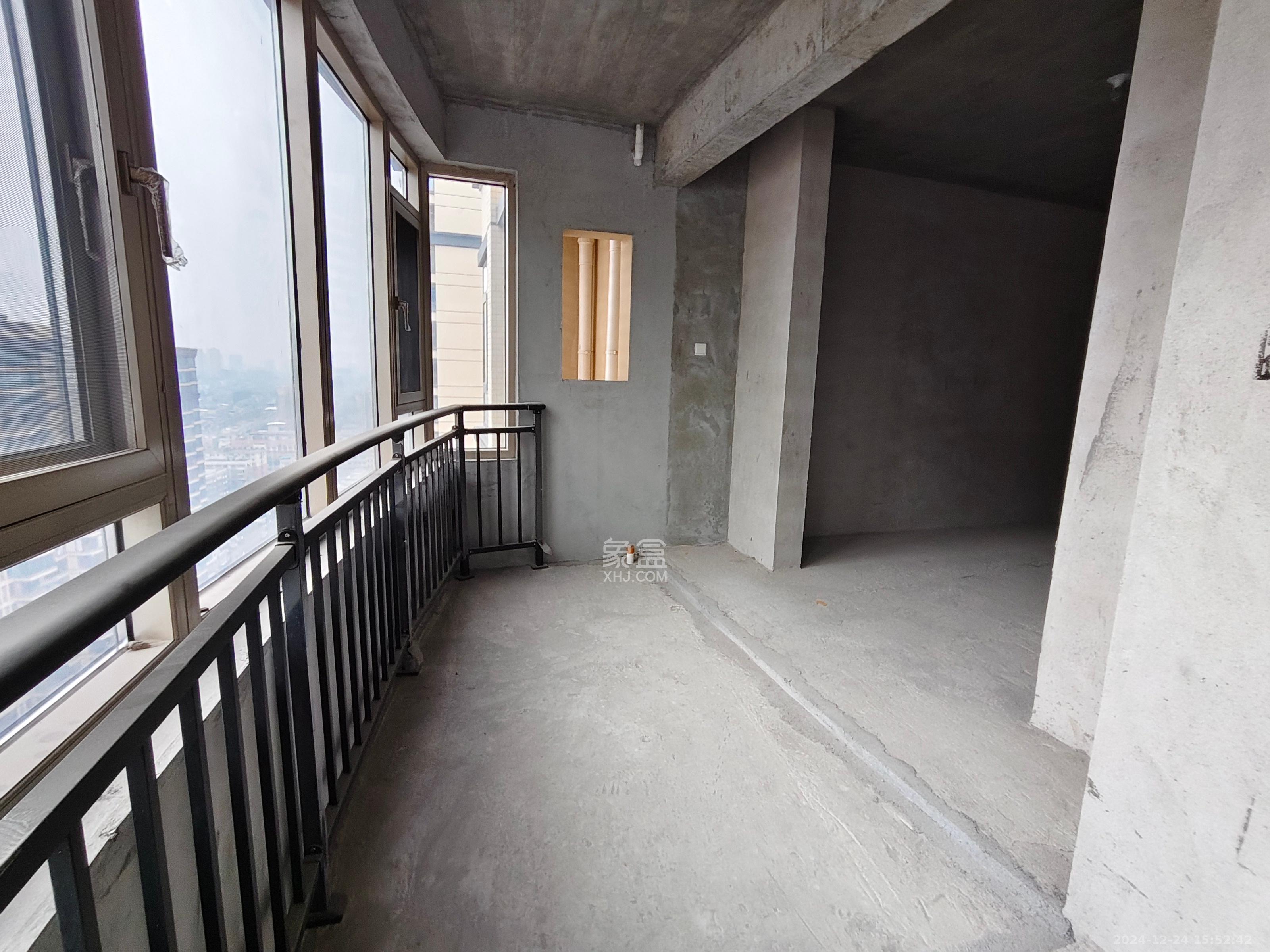 银港国际 3室2厅2卫 72.0万 银港国际 3室2厅2卫 72.0万阳台