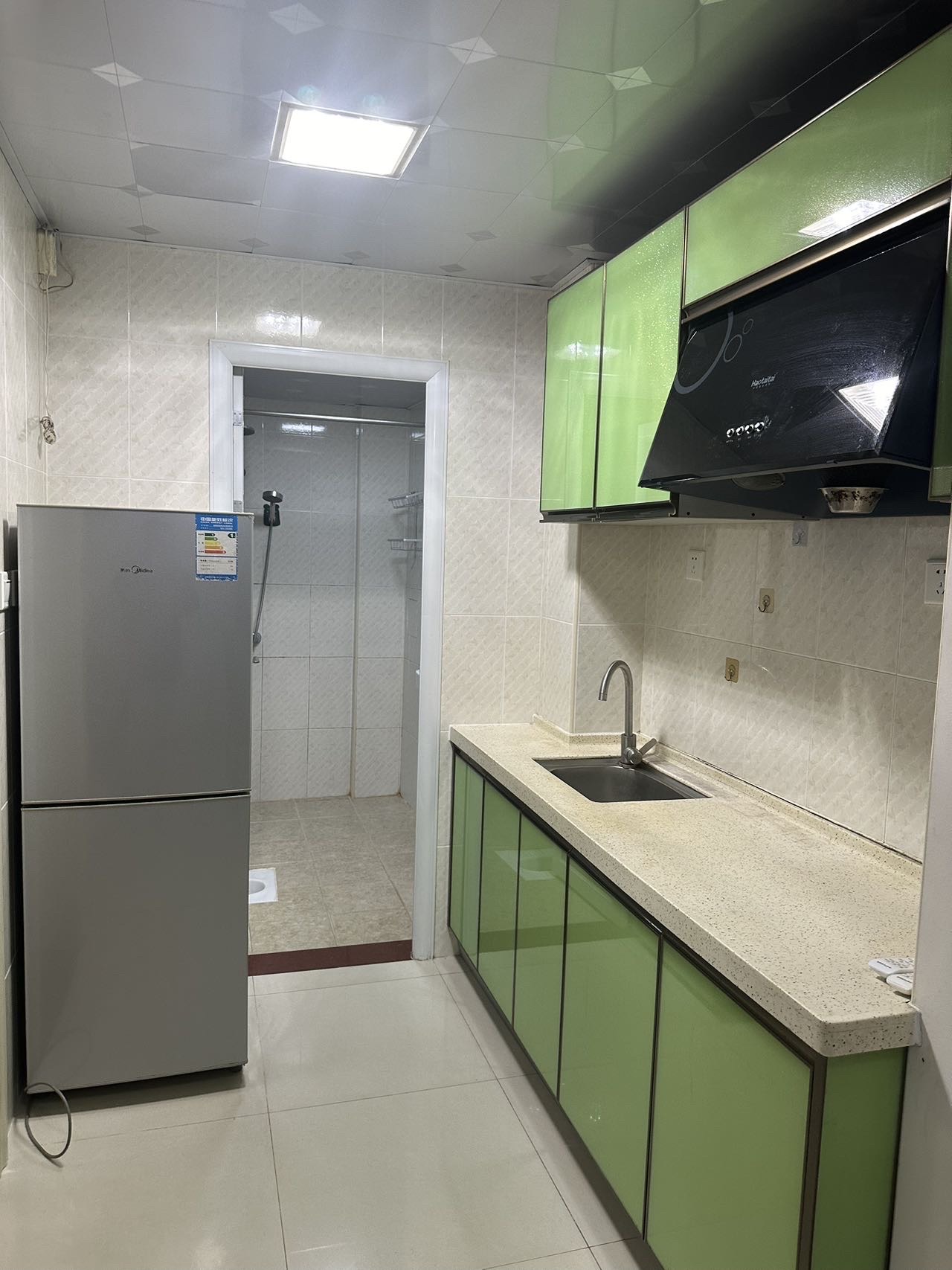 椰岛广场  1室2厅1卫   2400.00元/月室内图