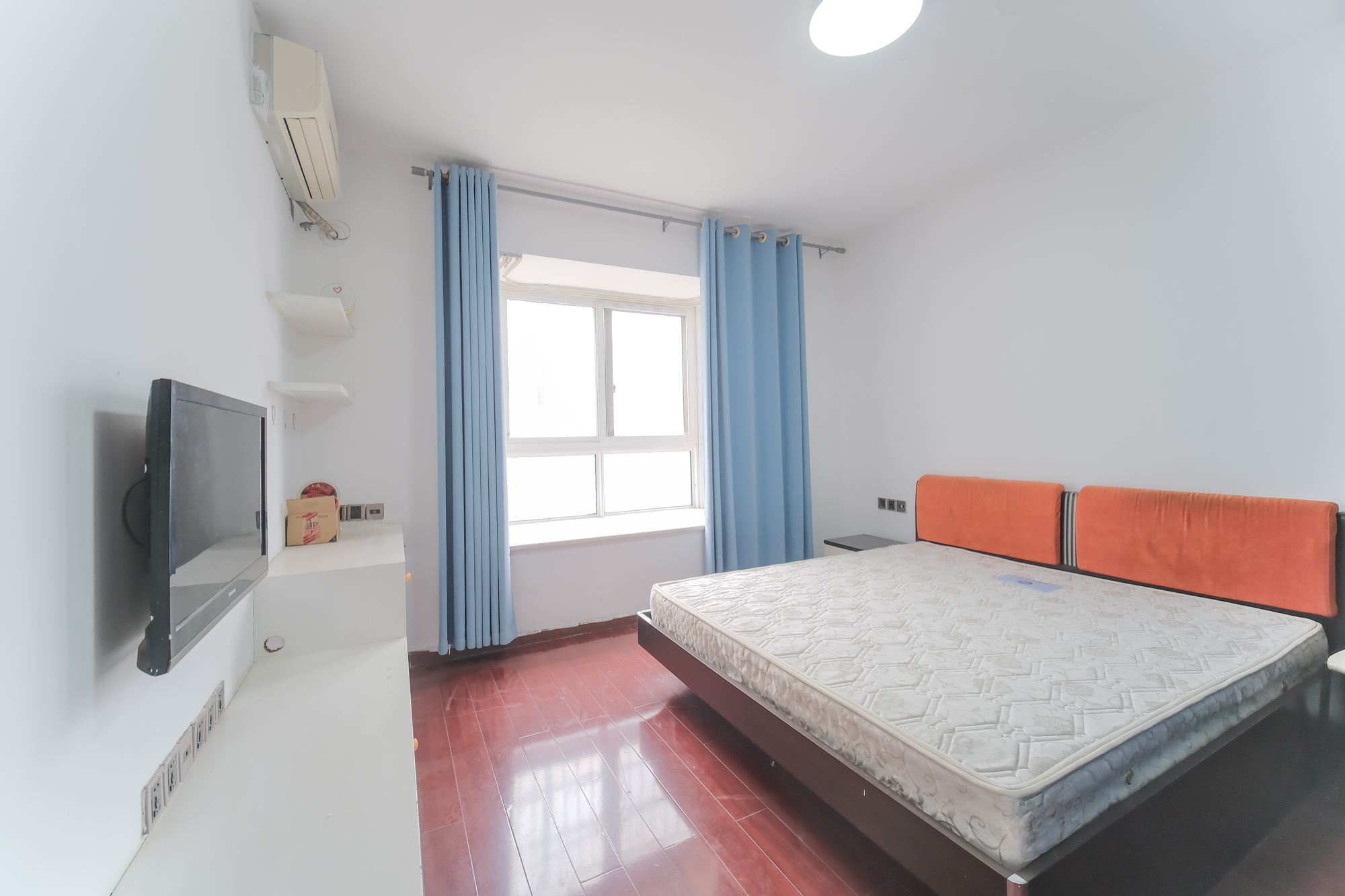 世景华庭  3室2厅2卫    90.0万 世景华庭  3室2厅2卫    90.0万卧室