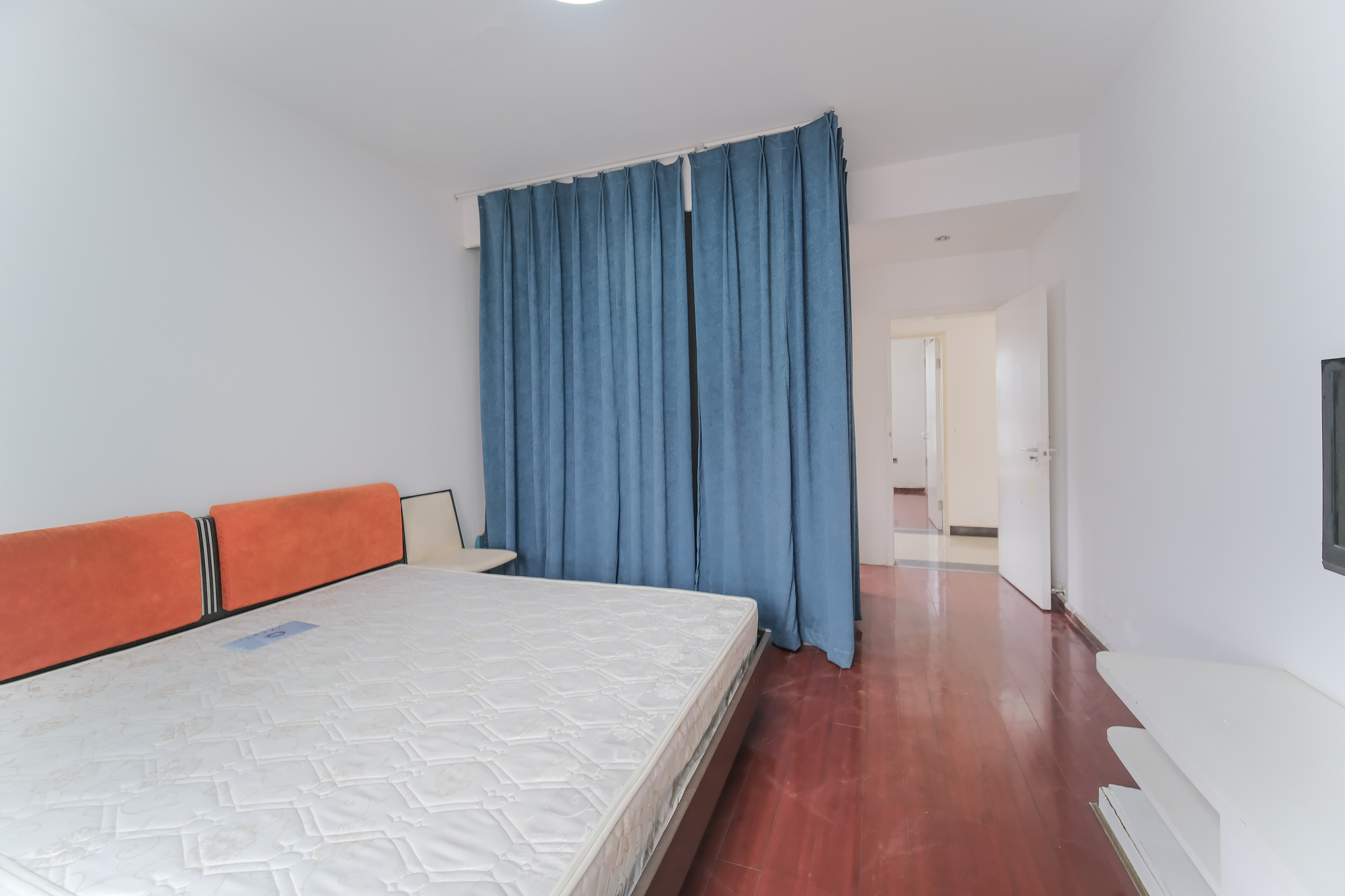 世景华庭  3室2厅2卫    90.0万 世景华庭  3室2厅2卫    90.0万卧室