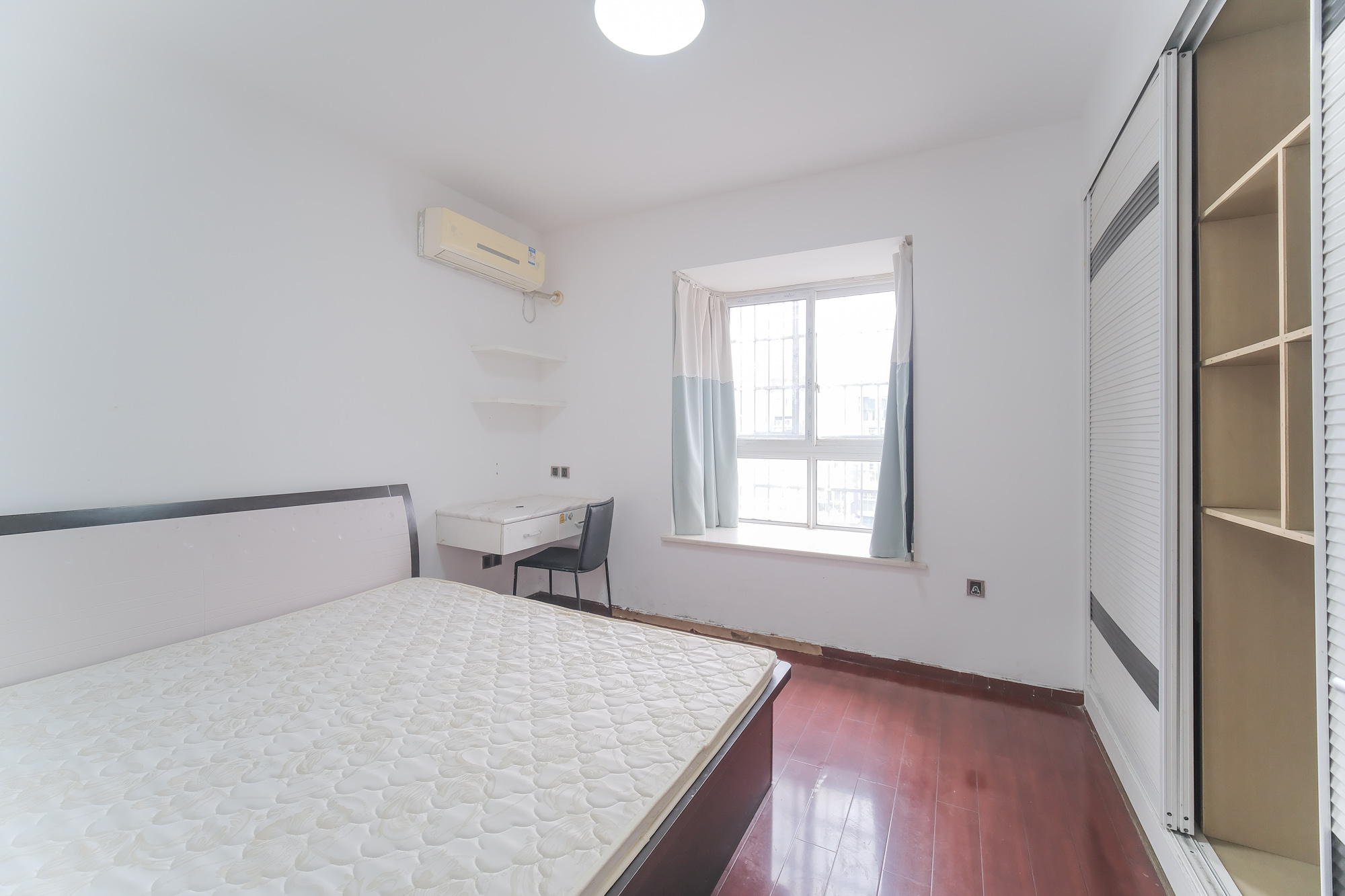 世景华庭  3室2厅2卫    90.0万 世景华庭  3室2厅2卫    90.0万卧室