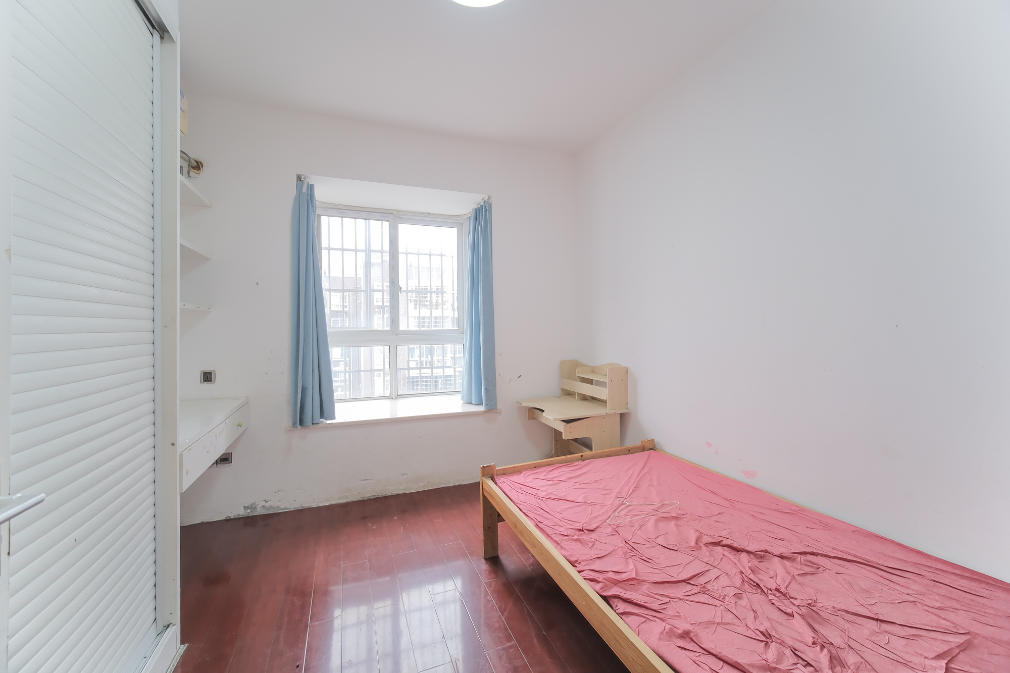 世景华庭  3室2厅2卫    90.0万 世景华庭  3室2厅2卫    90.0万卧室