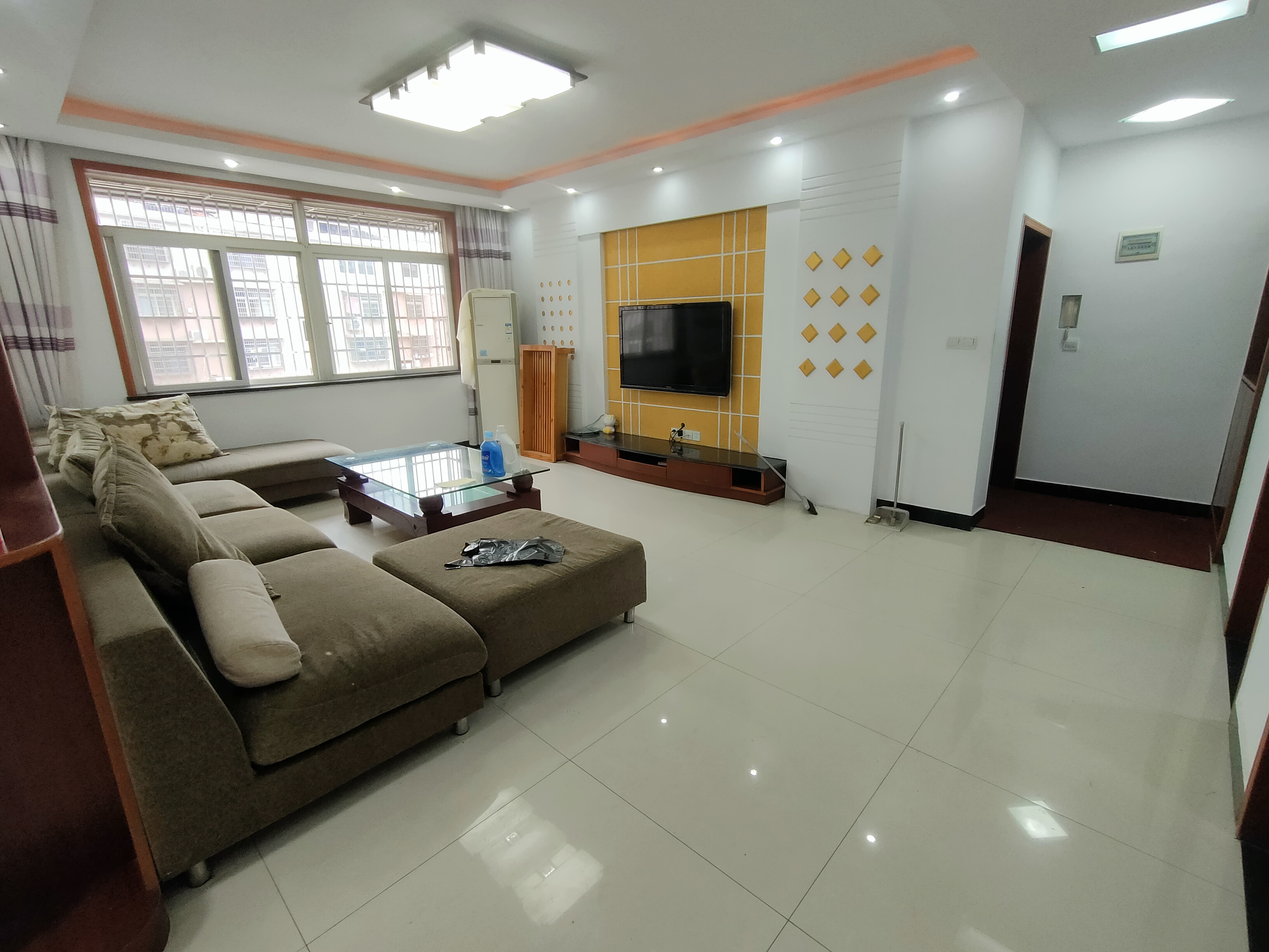 兴盛家园  3室2厅2卫    1100.0元/月 兴盛家园  3室2厅2卫    1100.0元/月室内图