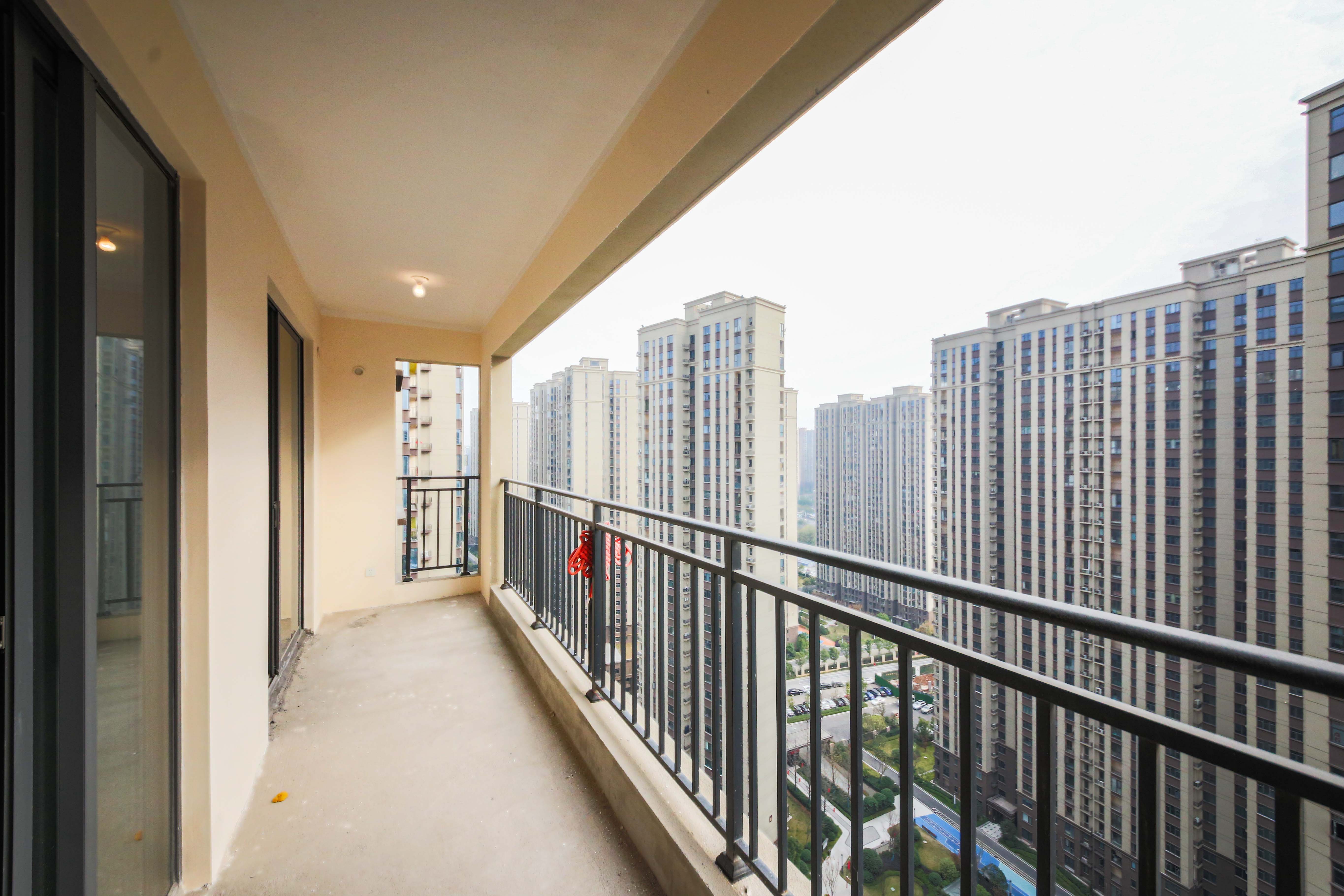 中建钰和城  3室2厅2卫   158.00万阳台