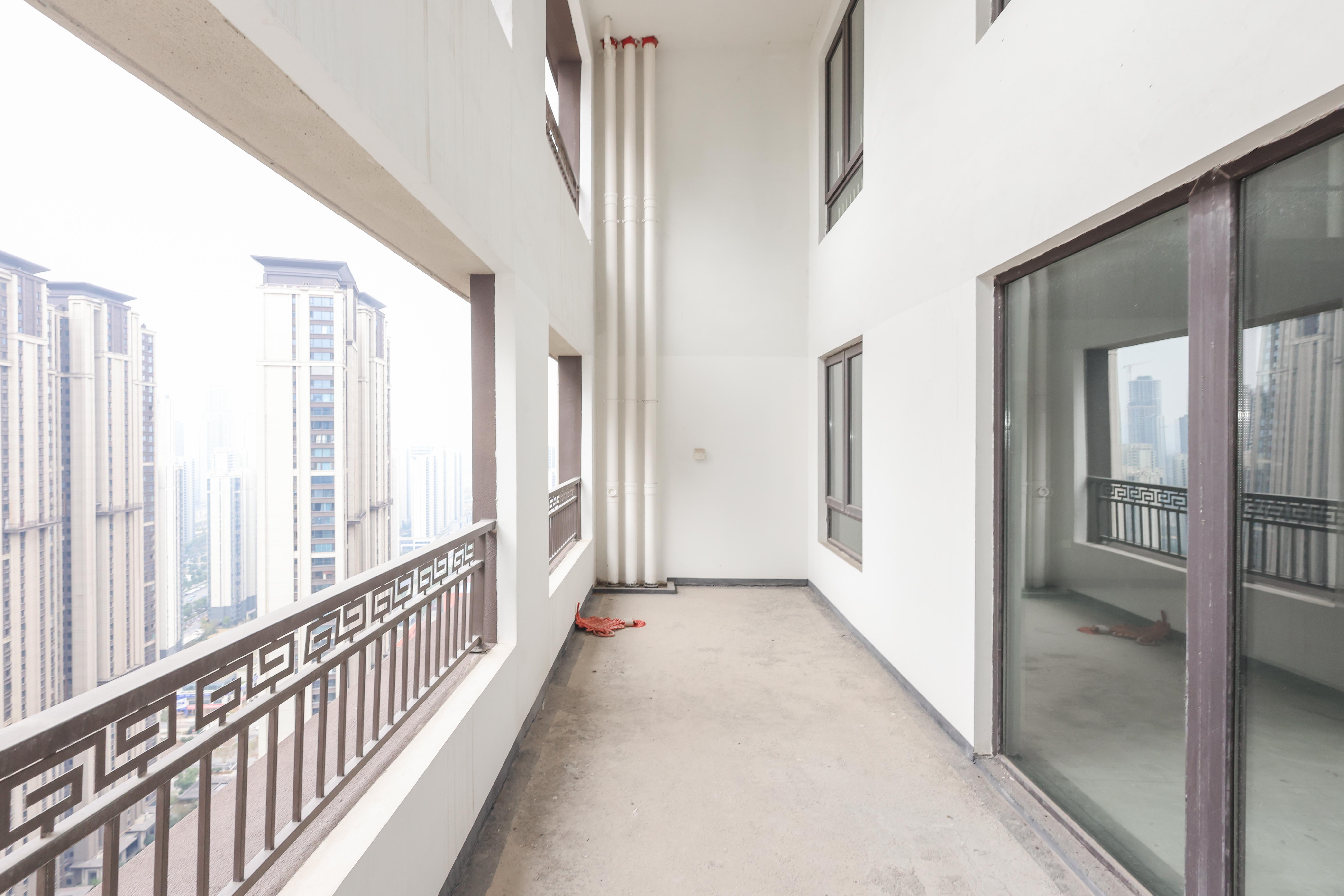 建发央著  4室2厅2卫   268.00万阳台