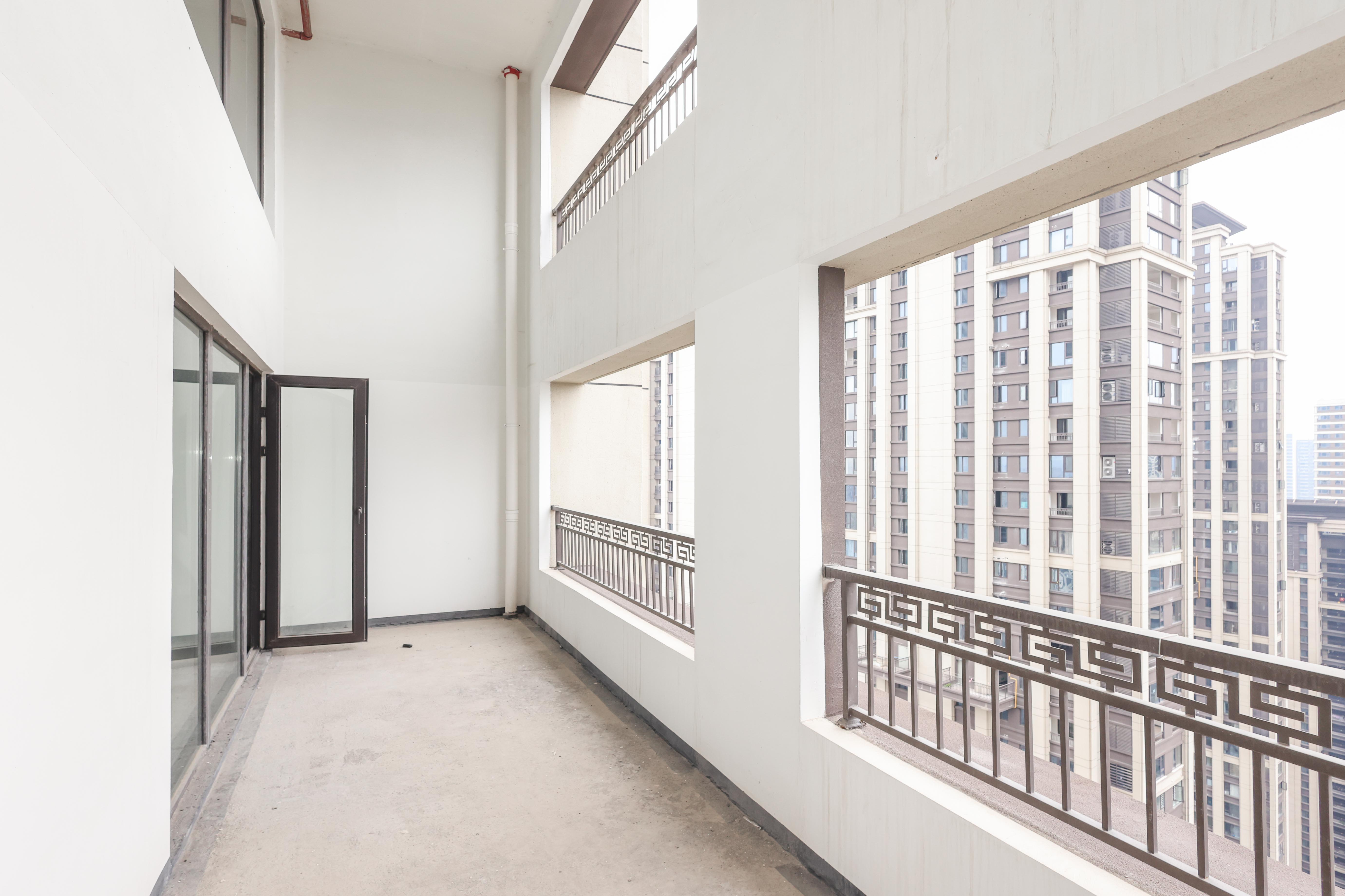 建发央著  4室2厅2卫   268.00万阳台