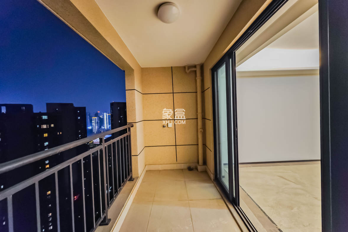 保利茉莉公馆  3室2厅2卫    132.0万 保利茉莉公馆  3室2厅2卫    132.0万阳台