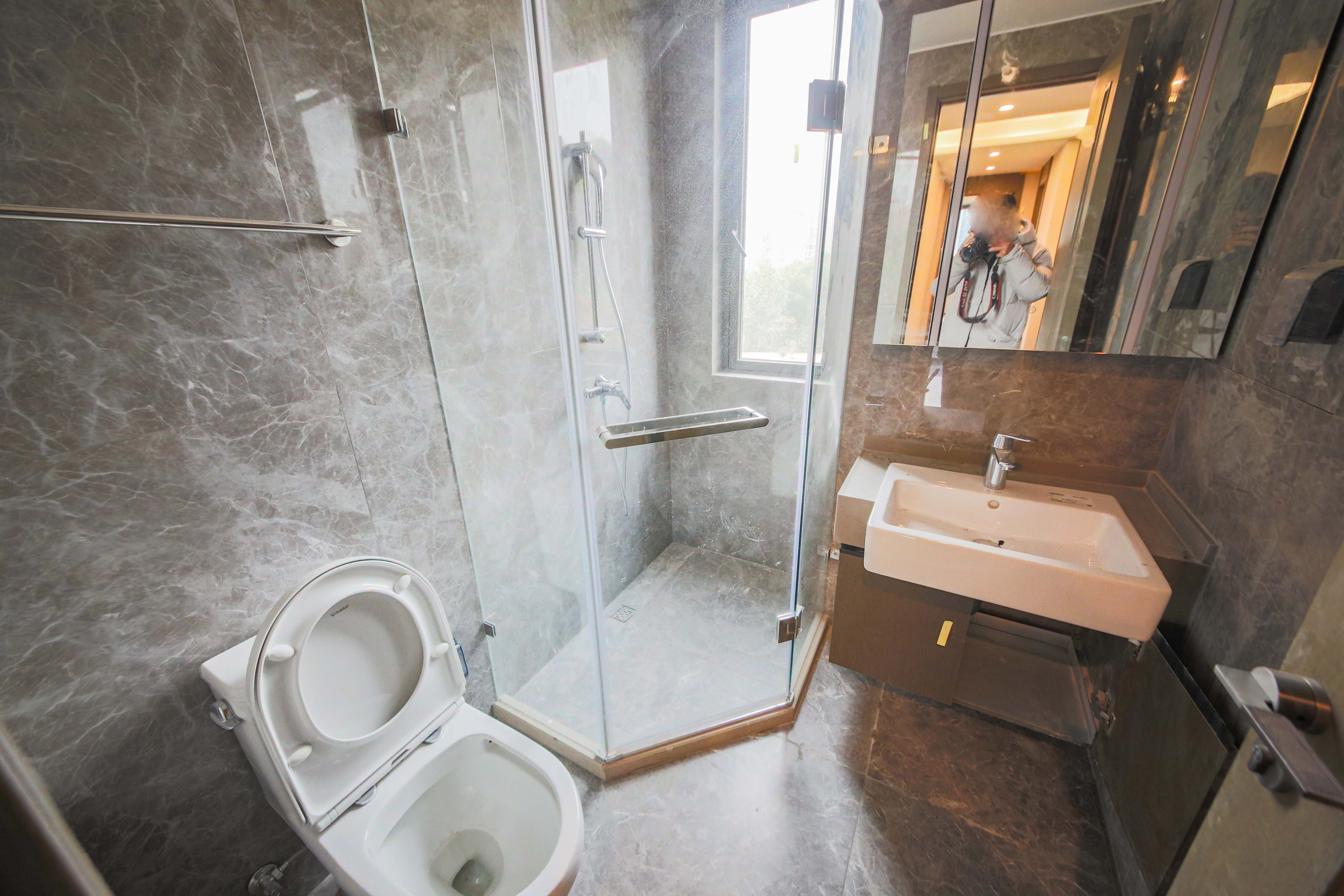 龙湖春江天曜二期  5室2厅2卫   379.50万卫生间