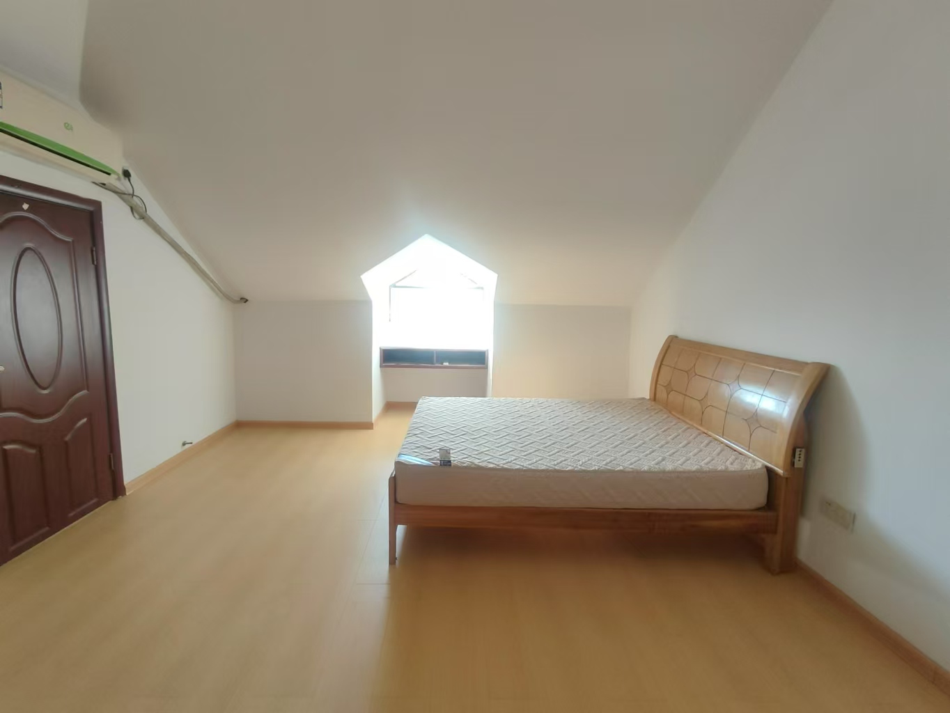 三景华御  4室2厅2卫   1600.00元/月室内图