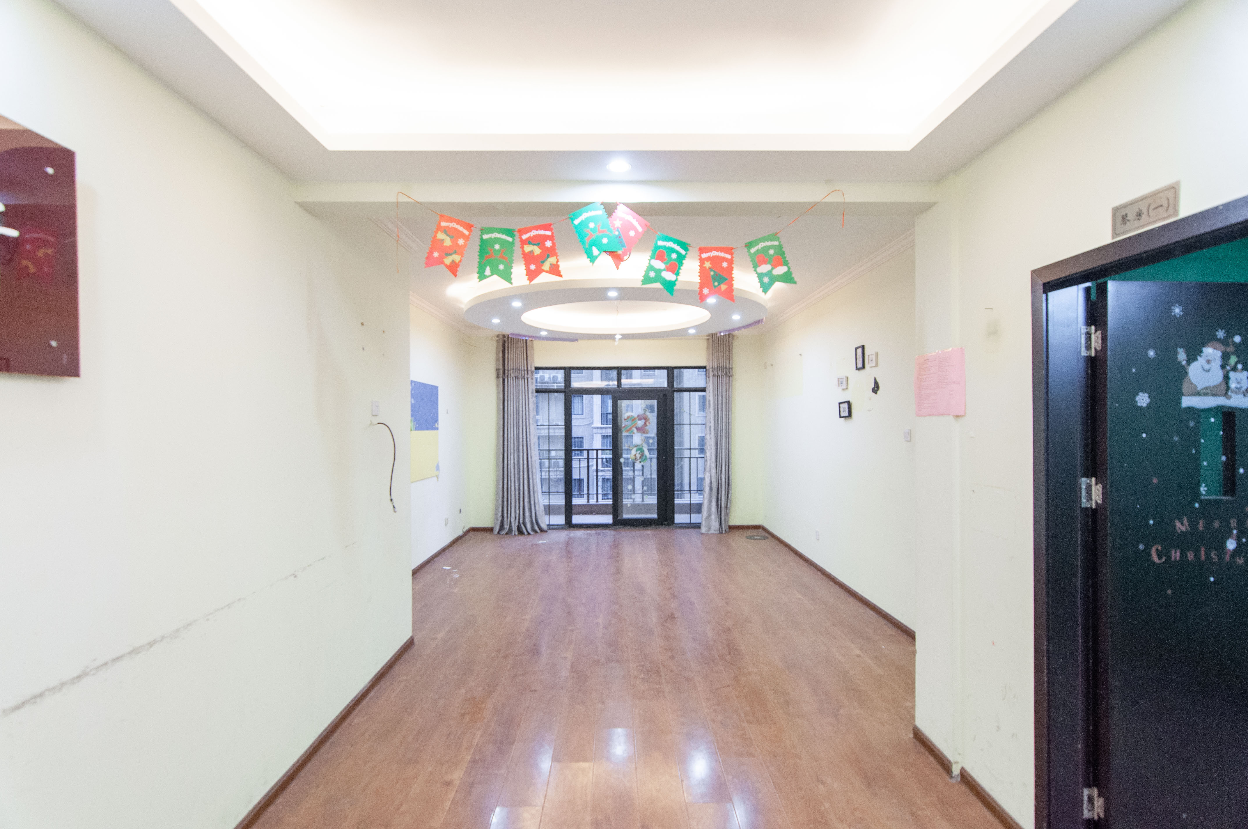 沁园春御院 4室2厅2卫 168.0万 沁园春御院 4室2厅2卫 168.0万客厅