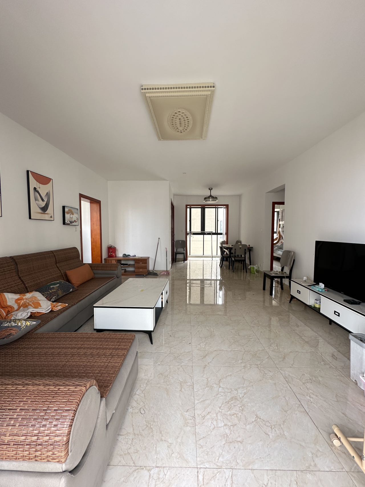 滨江景苑  3室2厅2卫    138.0万 滨江景苑  3室2厅2卫    138.0万客厅