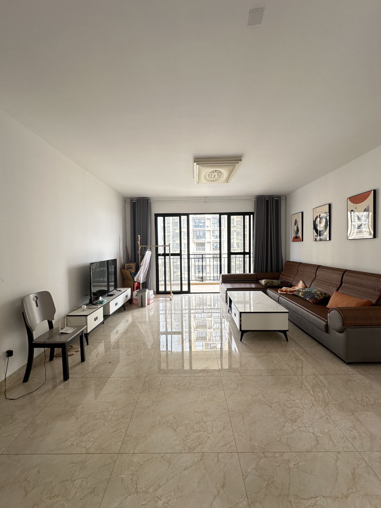 滨江景苑  3室2厅2卫    138.0万 滨江景苑  3室2厅2卫    138.0万客厅