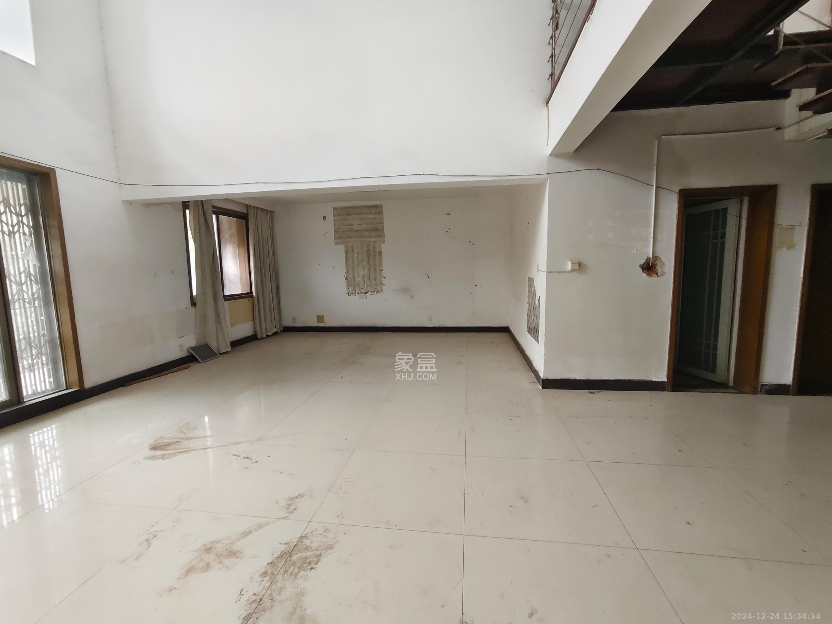 卧龙居国际村 5室2厅3卫 3500.0元/月 卧龙居国际村 5室2厅3卫 3500.0元/月室内图