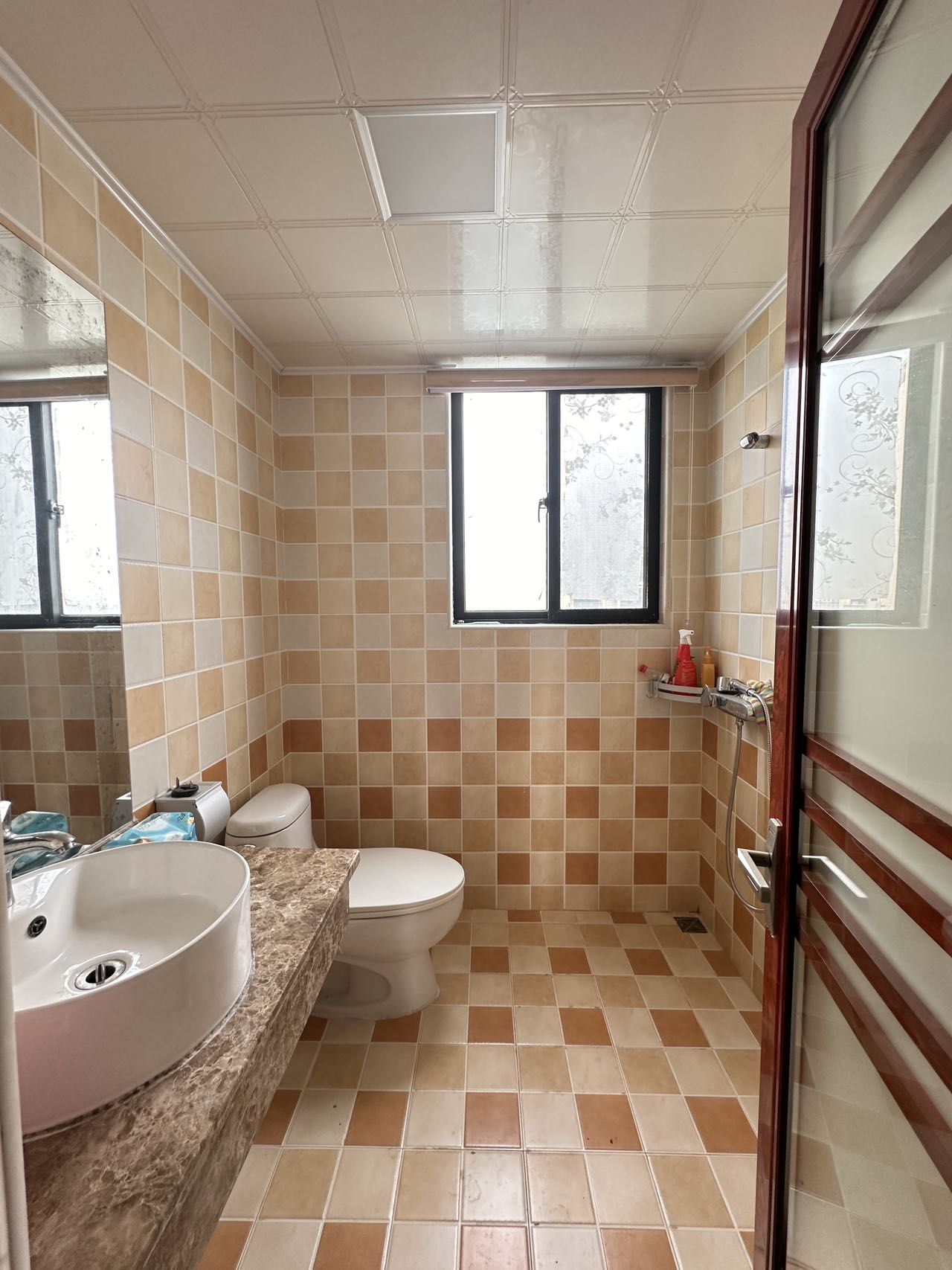 滨江景苑  3室2厅2卫    138.0万 滨江景苑  3室2厅2卫    138.0万客厅