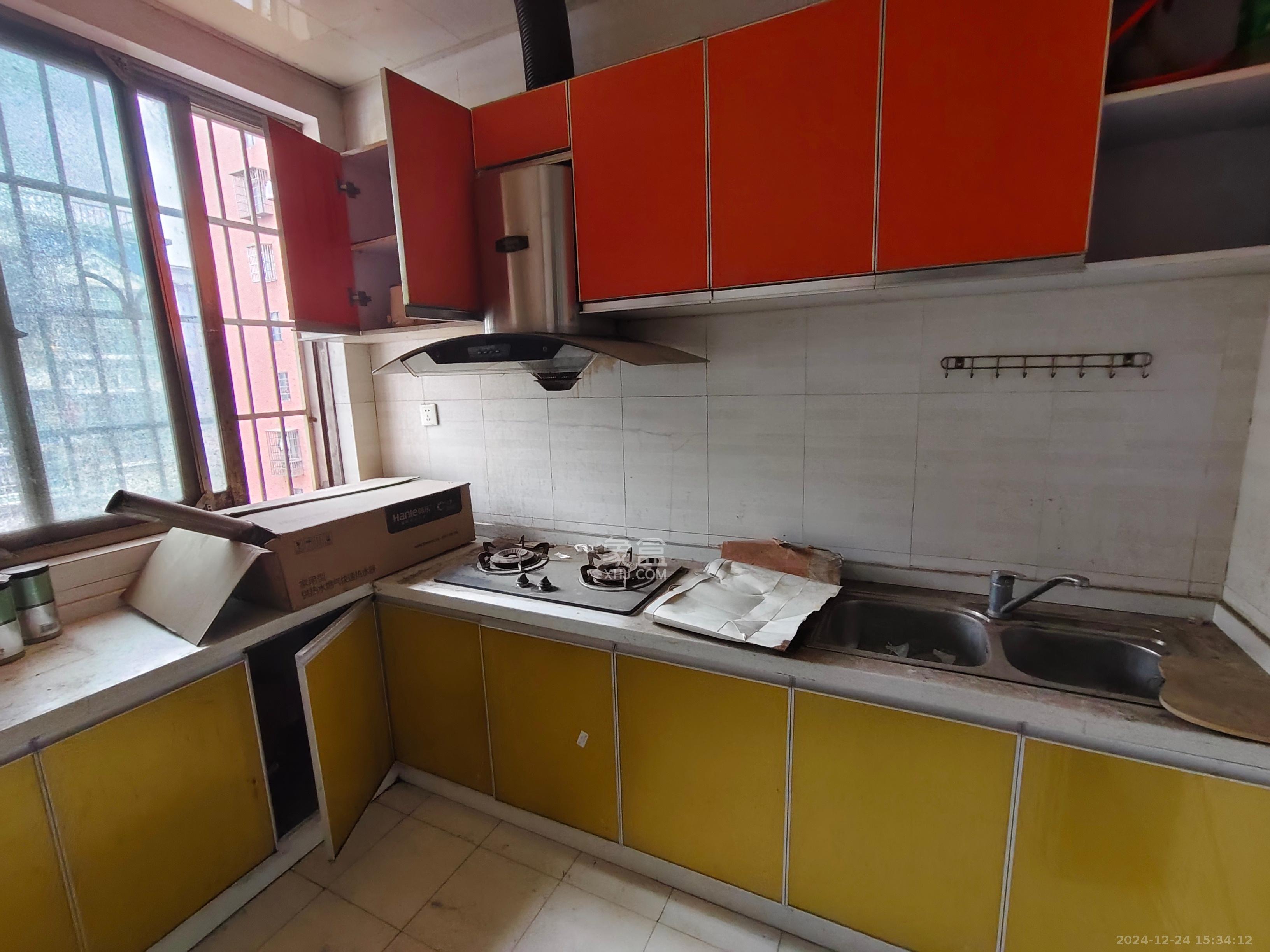 卧龙居国际村 5室2厅3卫 3500.0元/月 卧龙居国际村 5室2厅3卫 3500.0元/月室内图