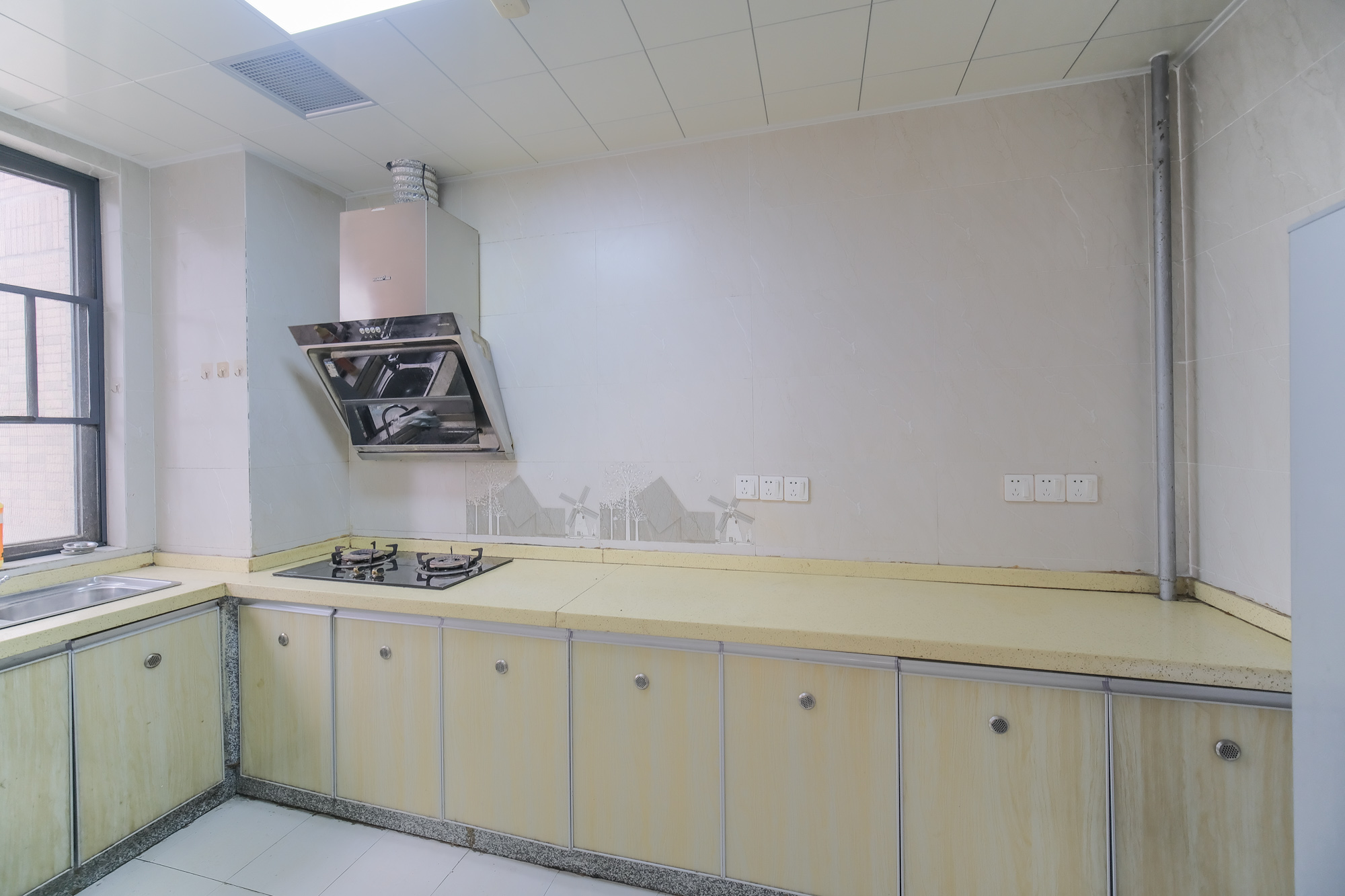 三一街区  3室2厅2卫   90.00万厨房