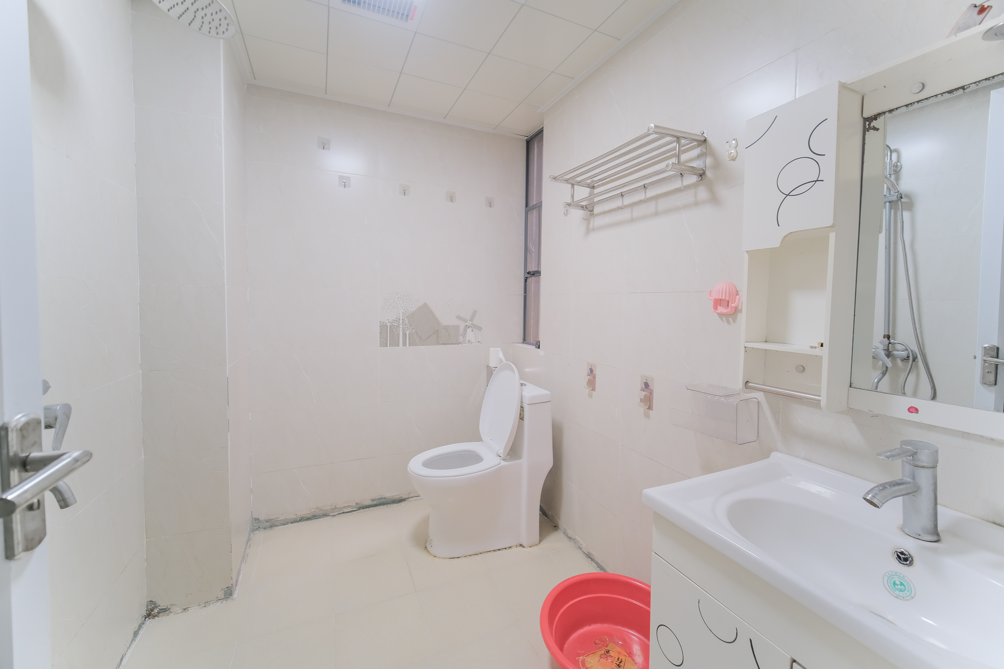 三一街区  3室2厅2卫   90.00万卫生间
