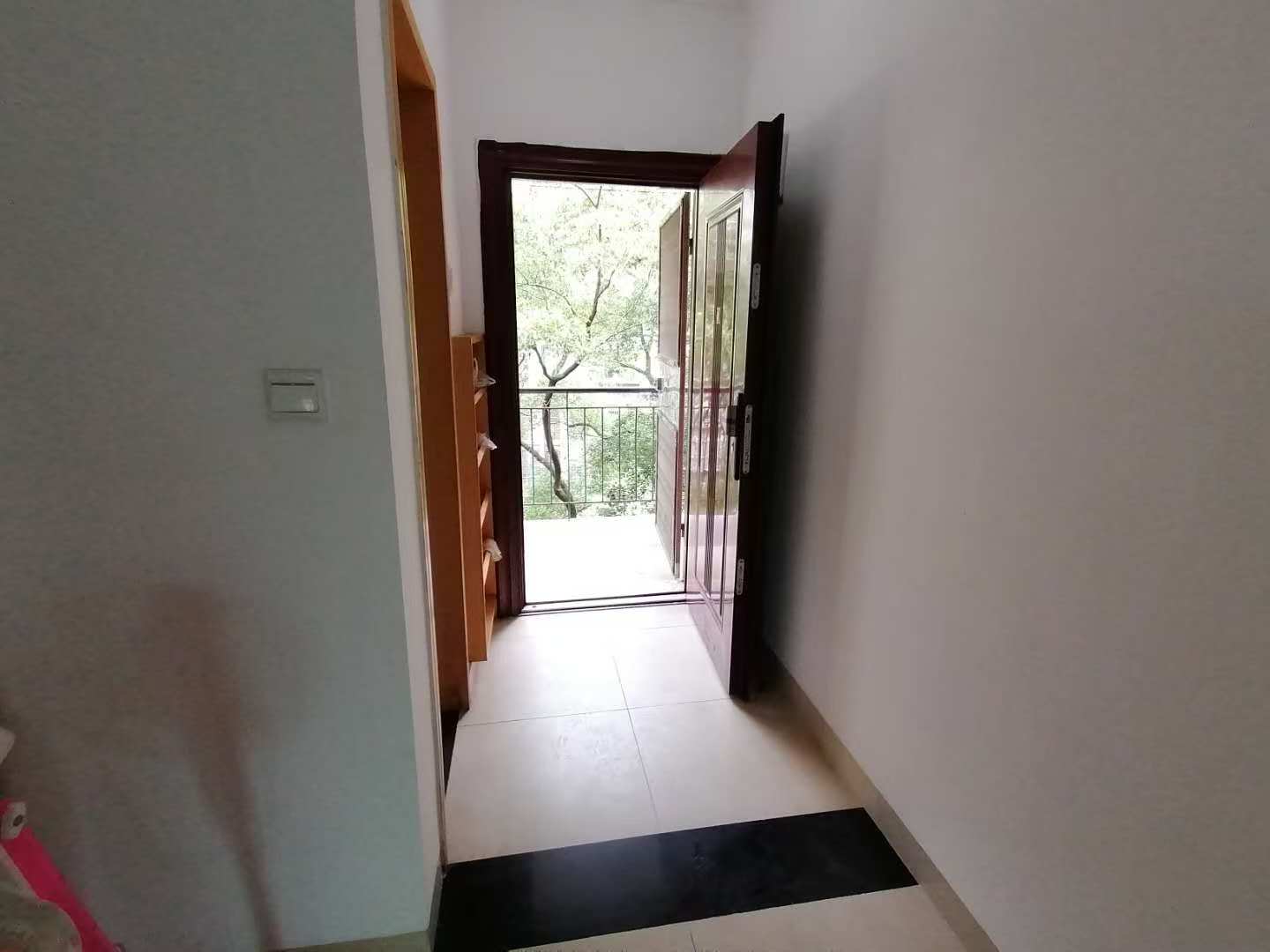 桃花里  1室1厅1卫    600.0元/月 桃花里  1室1厅1卫    600.0元/月室内图1