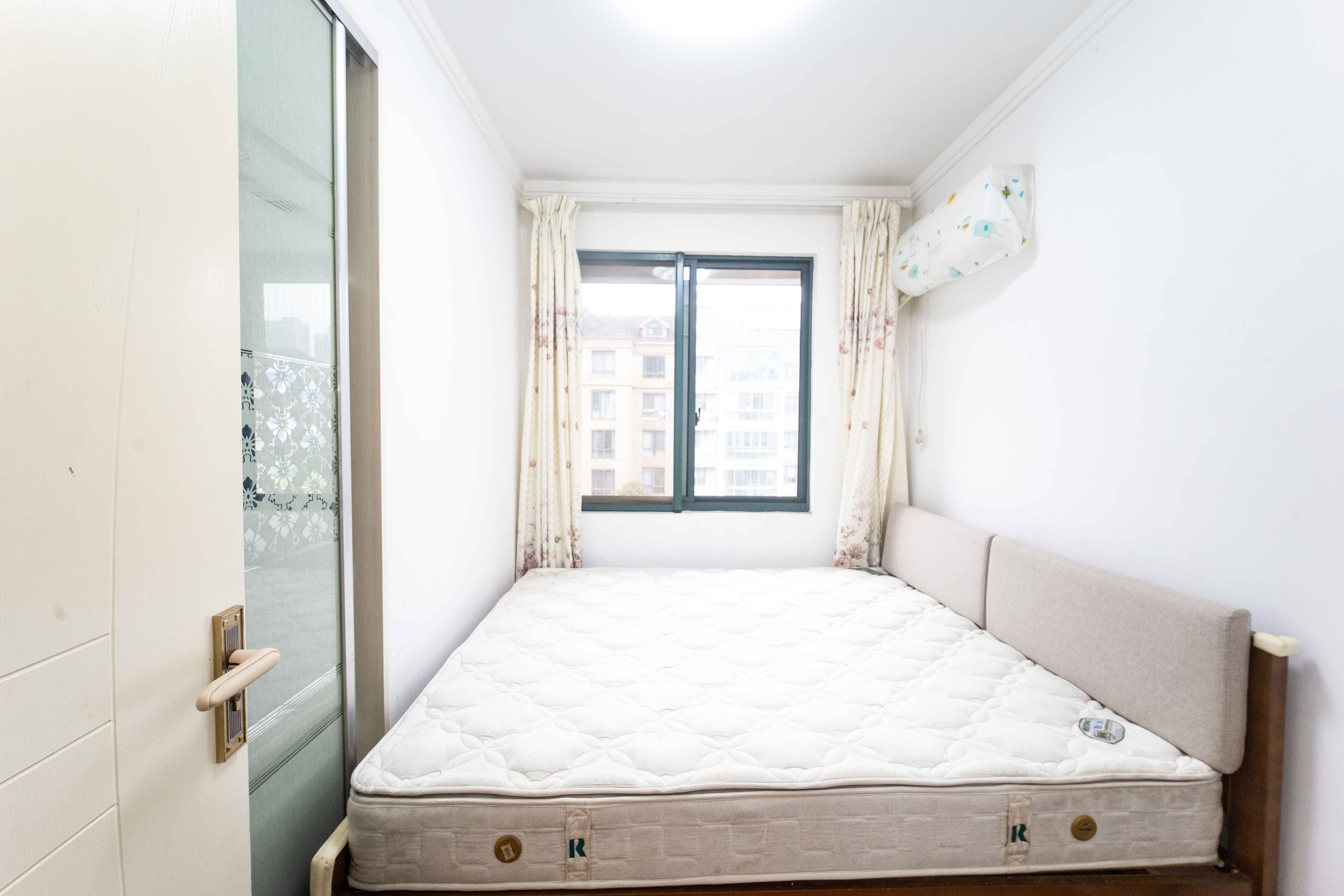 星城世家 1室2厅2卫 180.0万 星城世家 1室2厅2卫 180.0万卧室