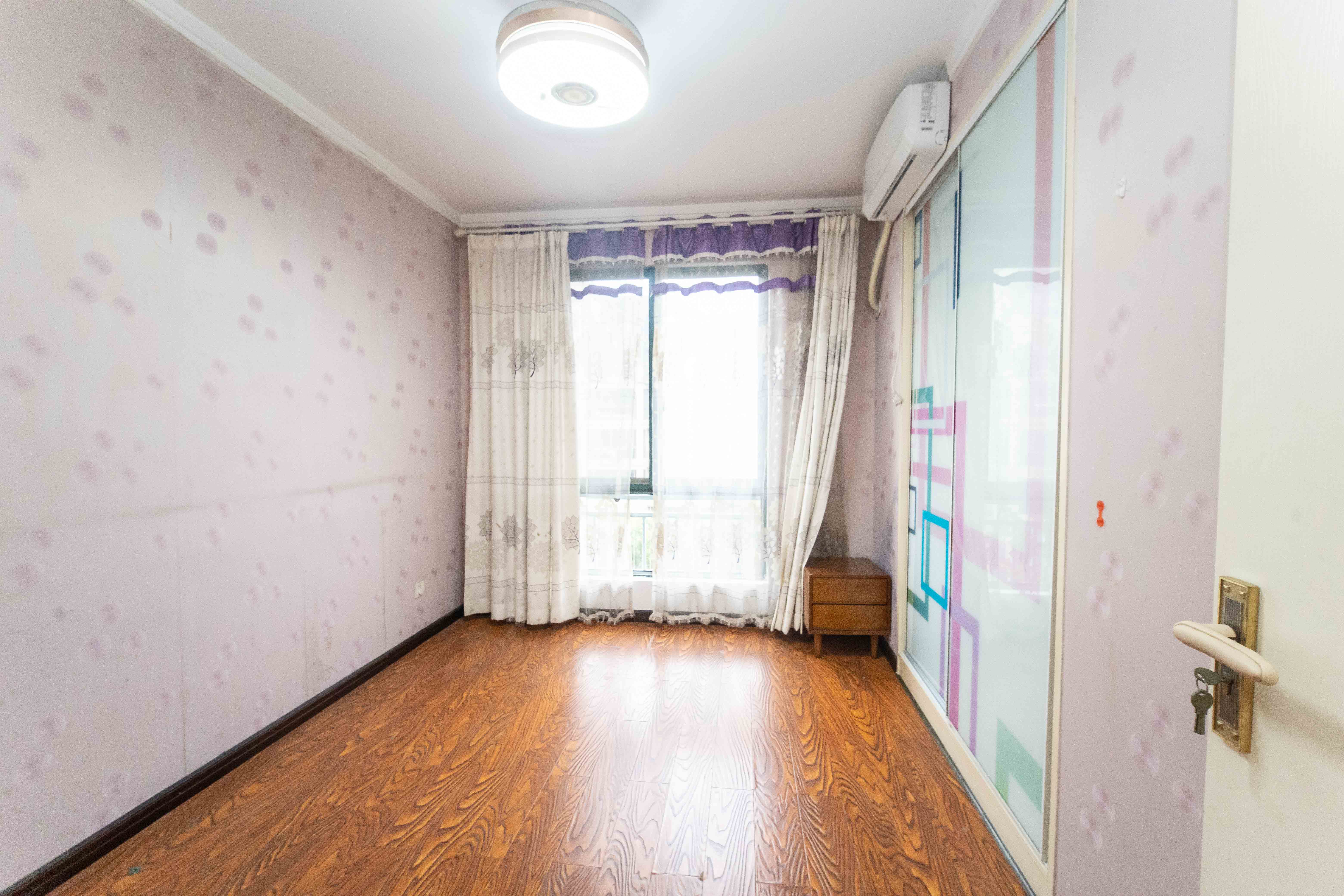 星城世家 1室2厅2卫 180.0万 星城世家 1室2厅2卫 180.0万卧室