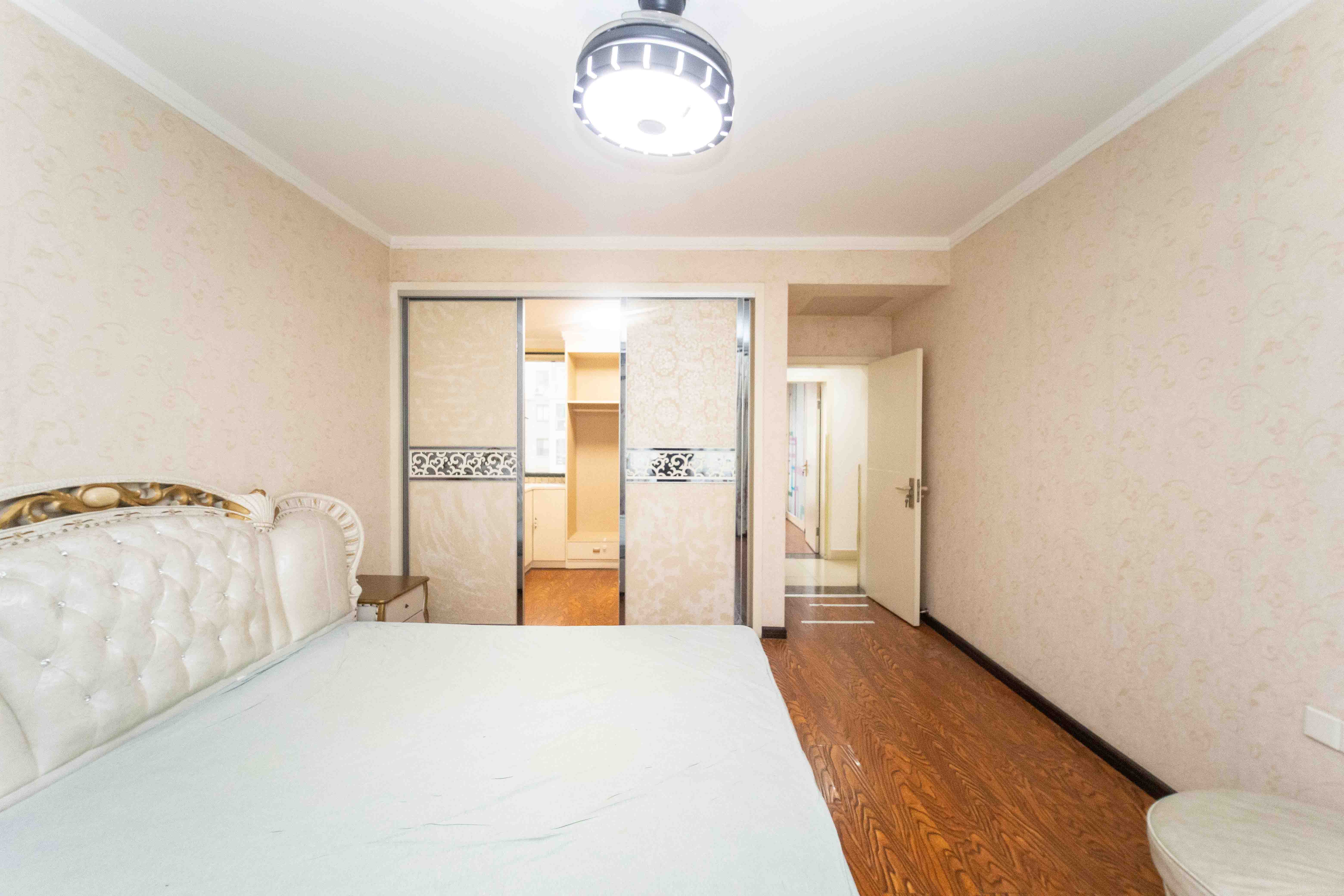 星城世家 1室2厅2卫 180.0万 星城世家 1室2厅2卫 180.0万卧室