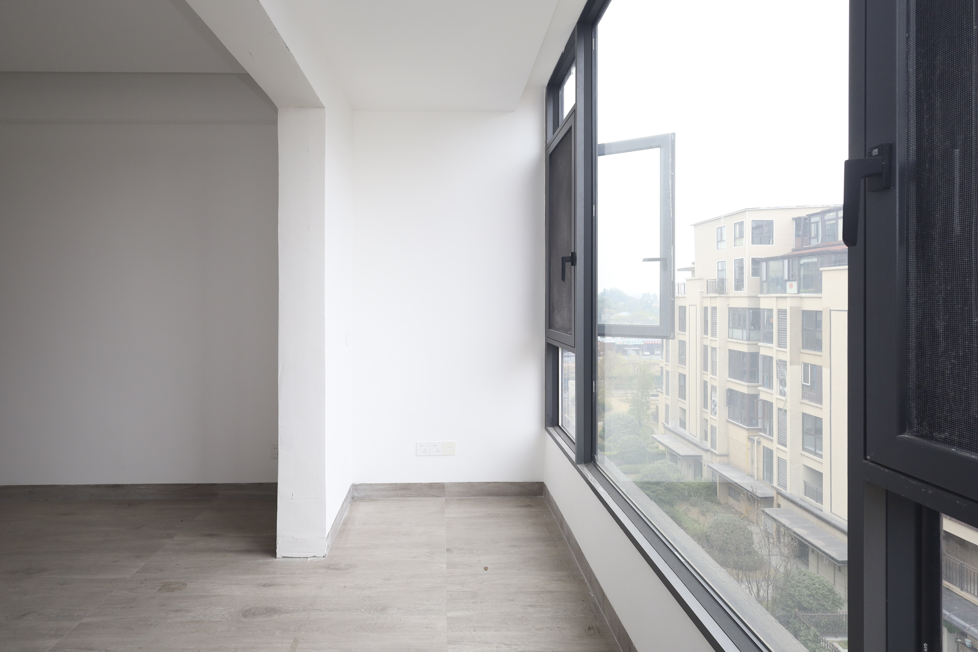 金辉优步湖畔 4室2厅2卫 218.0万 金辉优步湖畔 4室2厅2卫 218.0万阳台