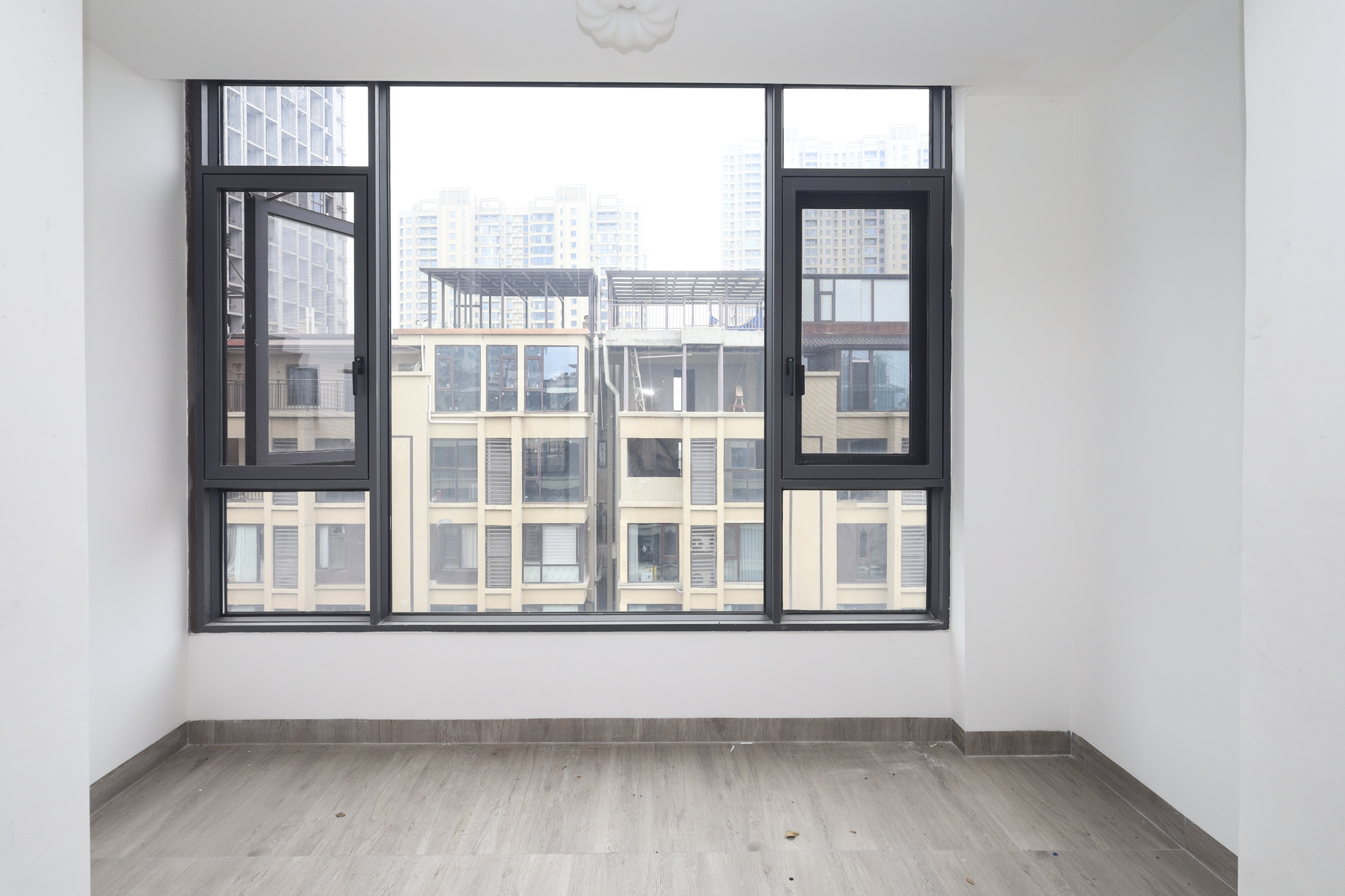 金辉优步湖畔 4室2厅2卫 218.0万 金辉优步湖畔 4室2厅2卫 218.0万阳台