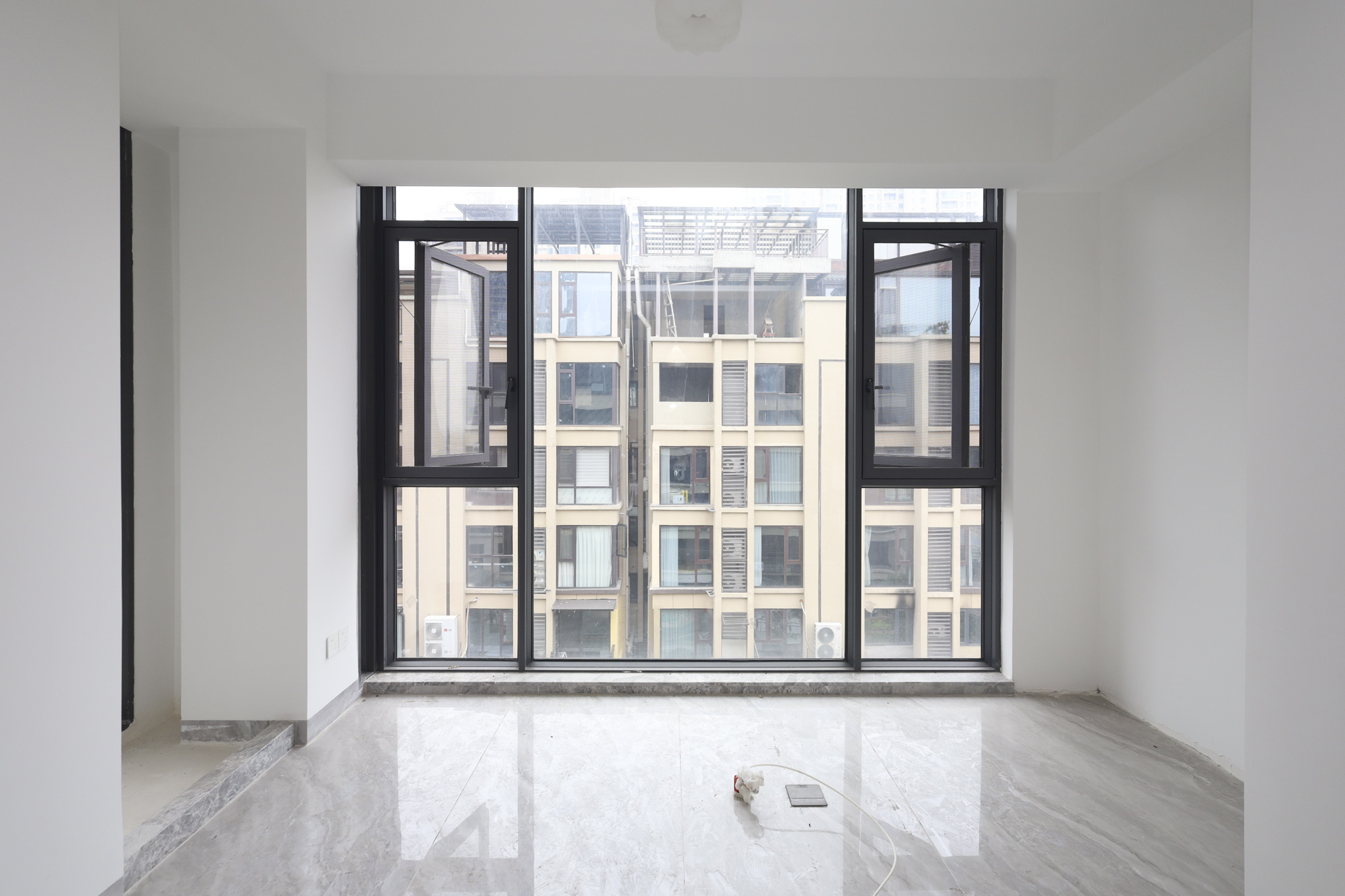 金辉优步湖畔 4室2厅2卫 218.0万 金辉优步湖畔 4室2厅2卫 218.0万阳台