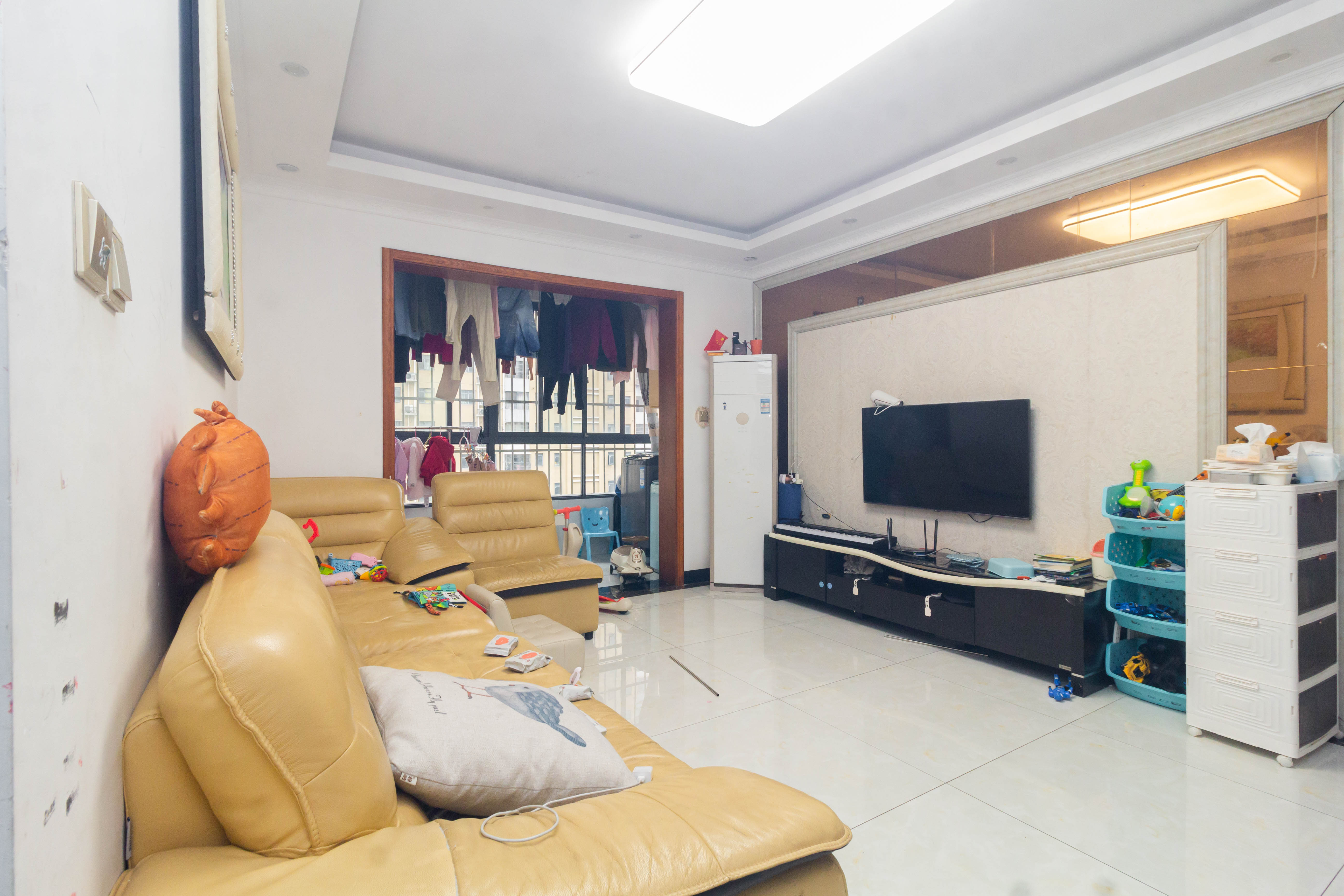 中国铁建国际城二期 3室2厅1卫 68.0万 中国铁建国际城二期 3室2厅1卫 68.0万客厅