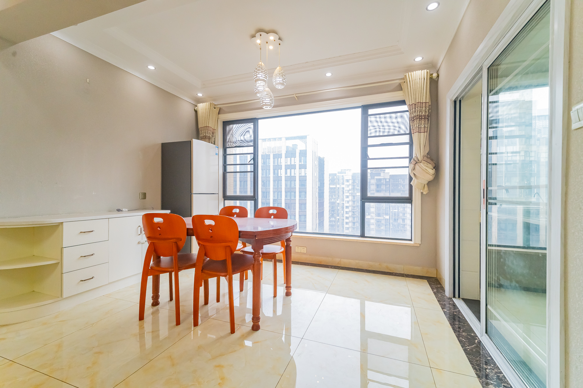 方略城市广场  4室2厅2卫    98.0万 方略城市广场  4室2厅2卫    98.0万客厅