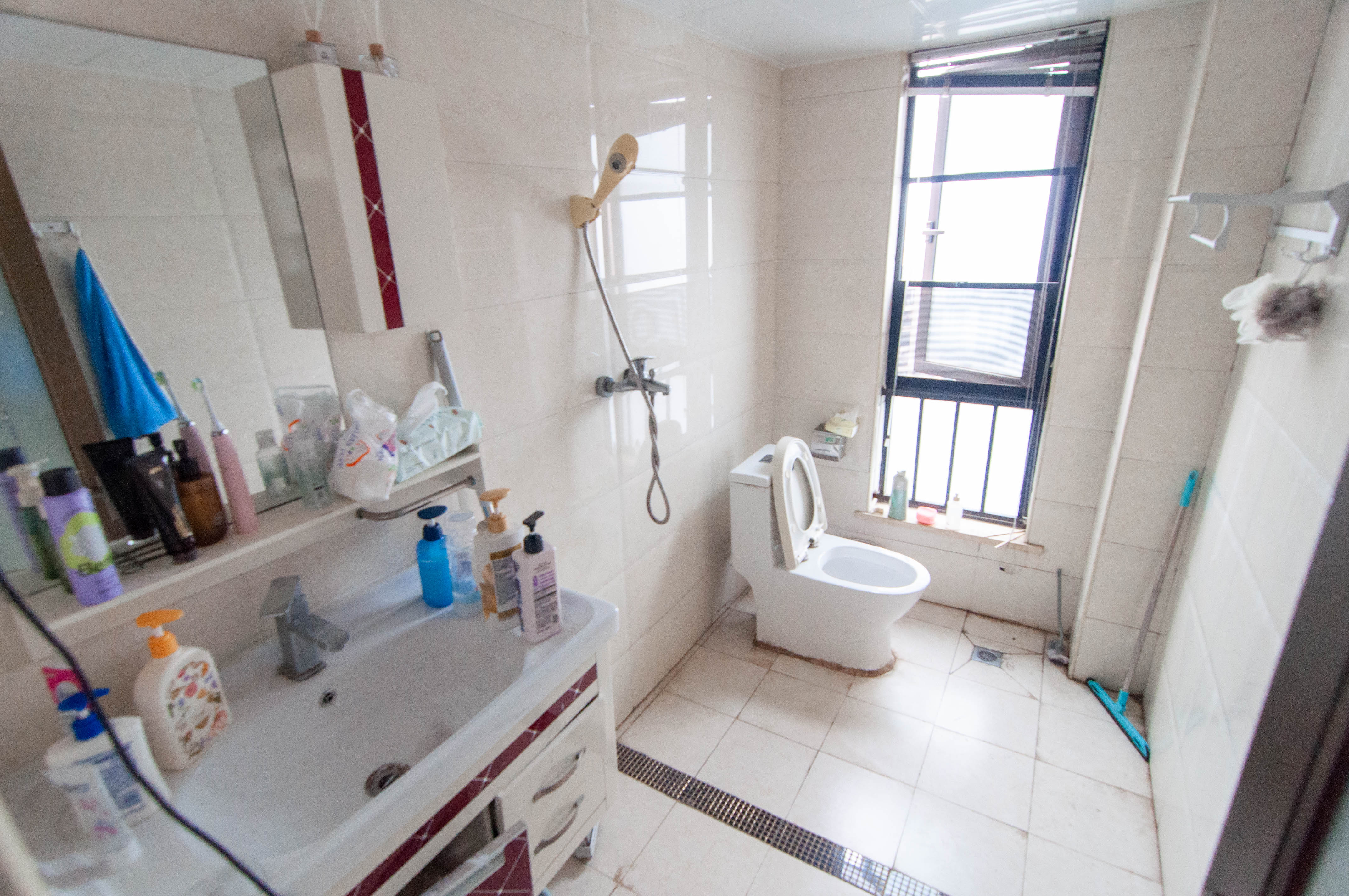 达美D6区  3室2厅2卫    75.0万 达美D6区  3室2厅2卫    75.0万卫生间