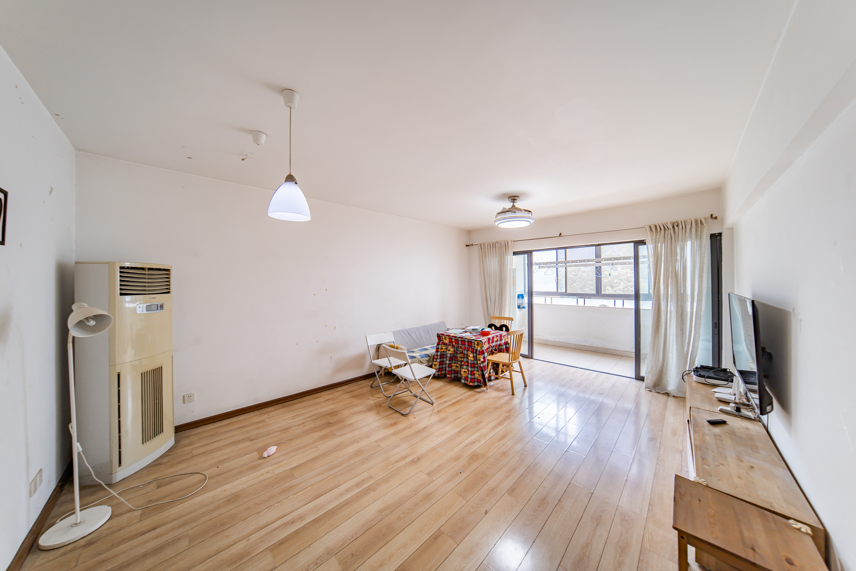 阳光100一期、四五期 2室2厅2卫 72.8万 阳光100一期、四五期 2室2厅2卫 72.8万客厅