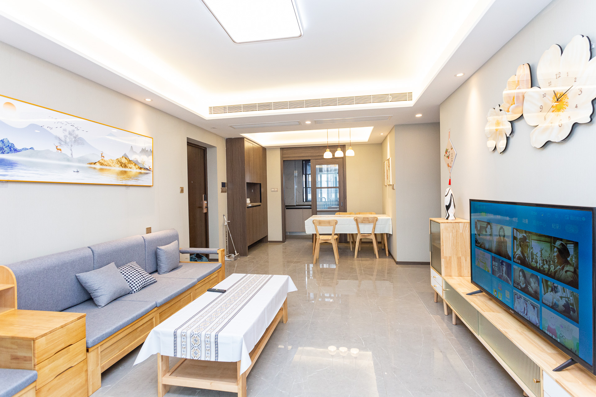 龙湖翠湖壹号 4室2厅2卫 158.0万 龙湖翠湖壹号 4室2厅2卫 158.0万客厅