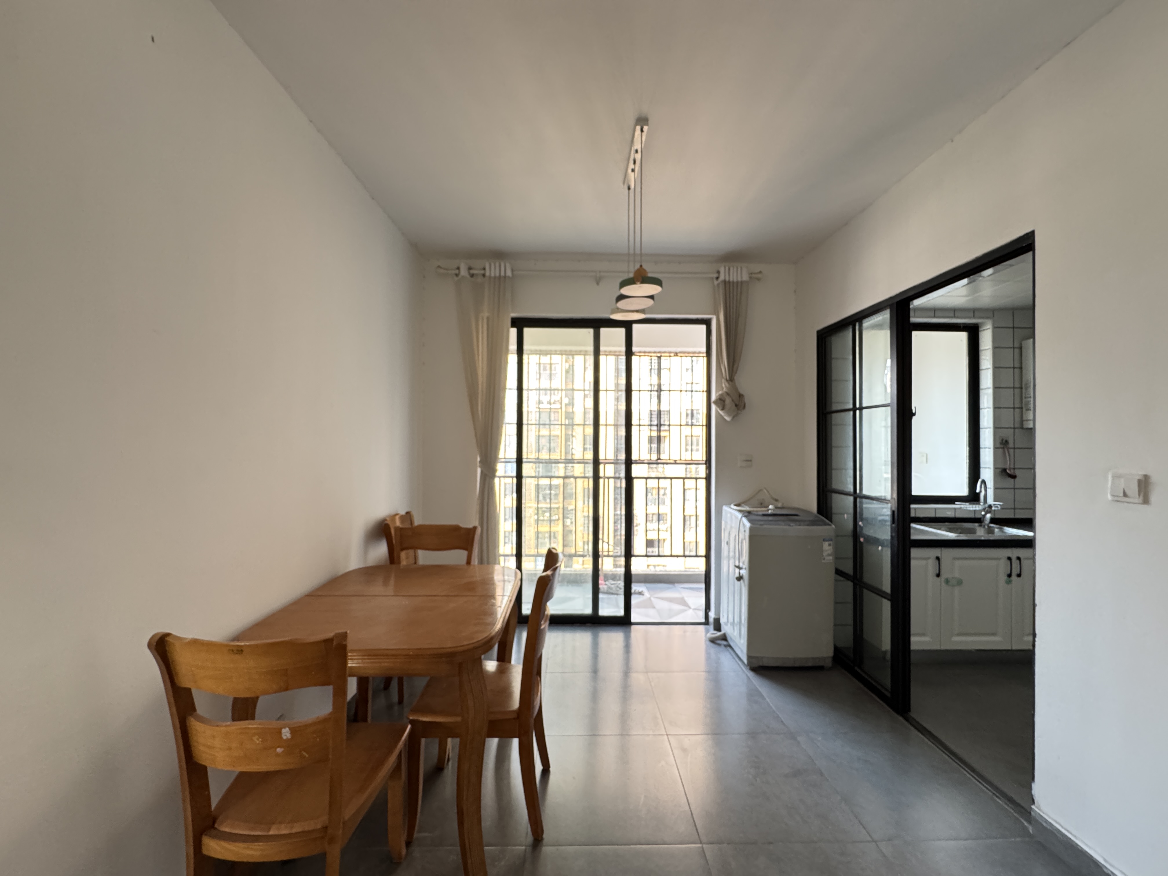 三一街区  3室2厅2卫   2200.00元/月室内图