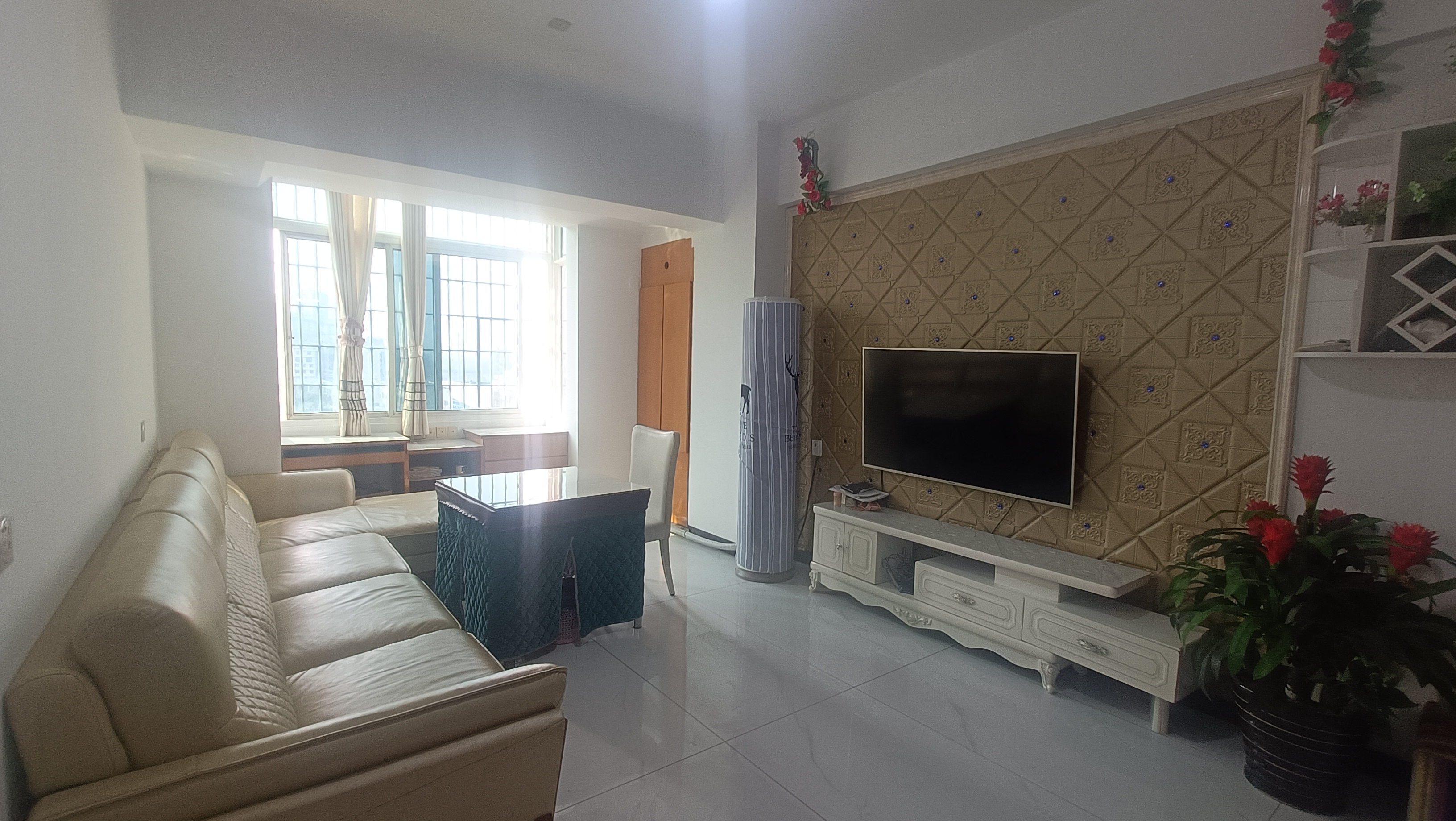 天成银座  3室2厅2卫    48.8万 天成银座  3室2厅2卫    48.8万客厅