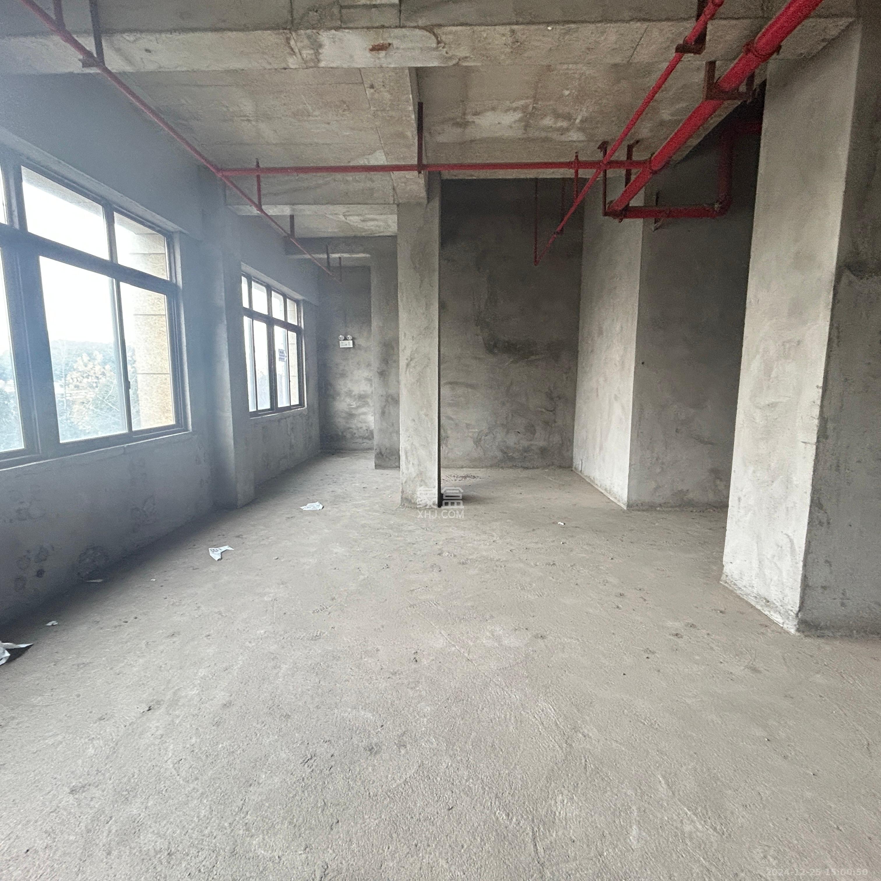 东方美地   284.0㎡      7000.0元/月