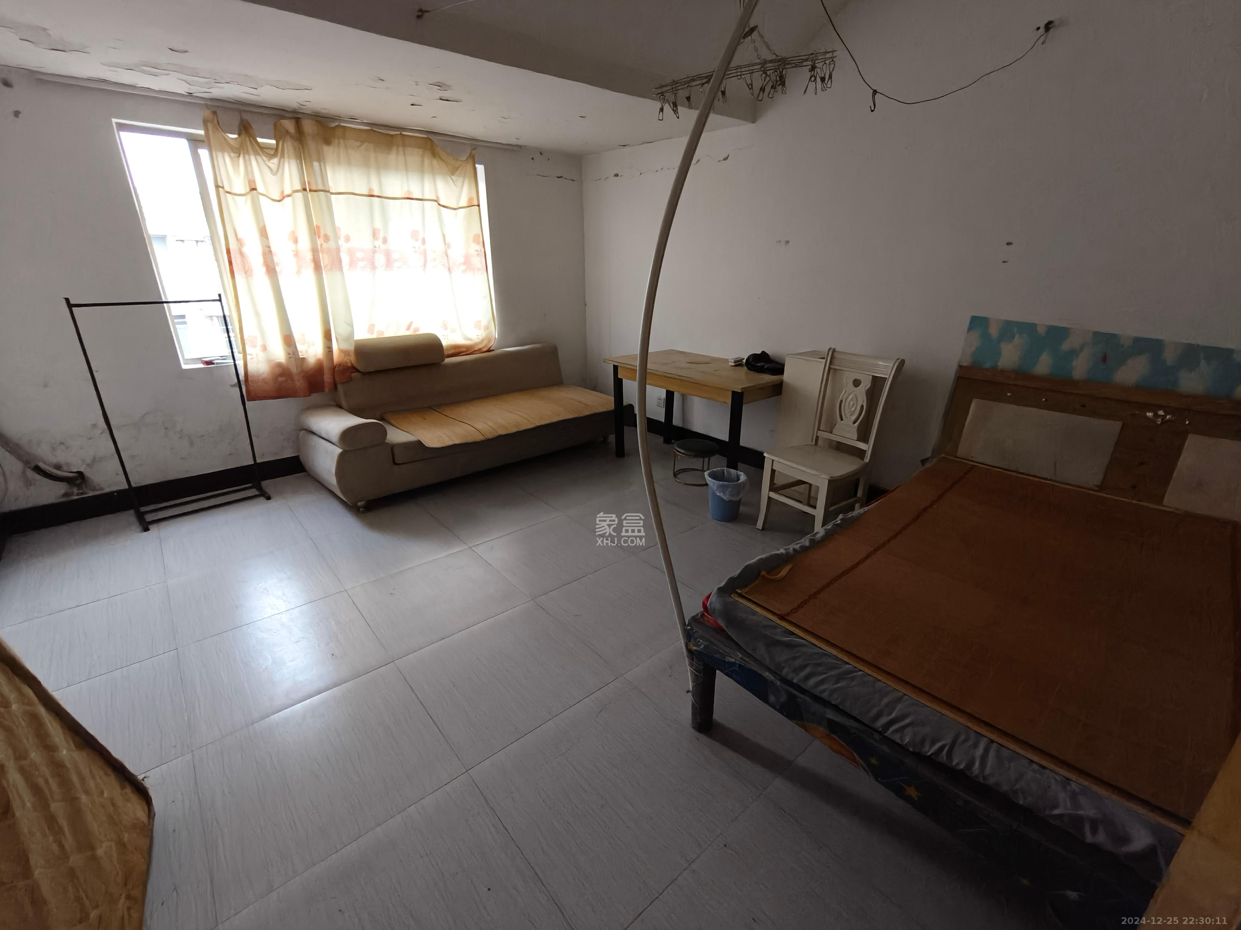 黄鹤小区2片  4室2厅2卫   1500.00元/月室内图