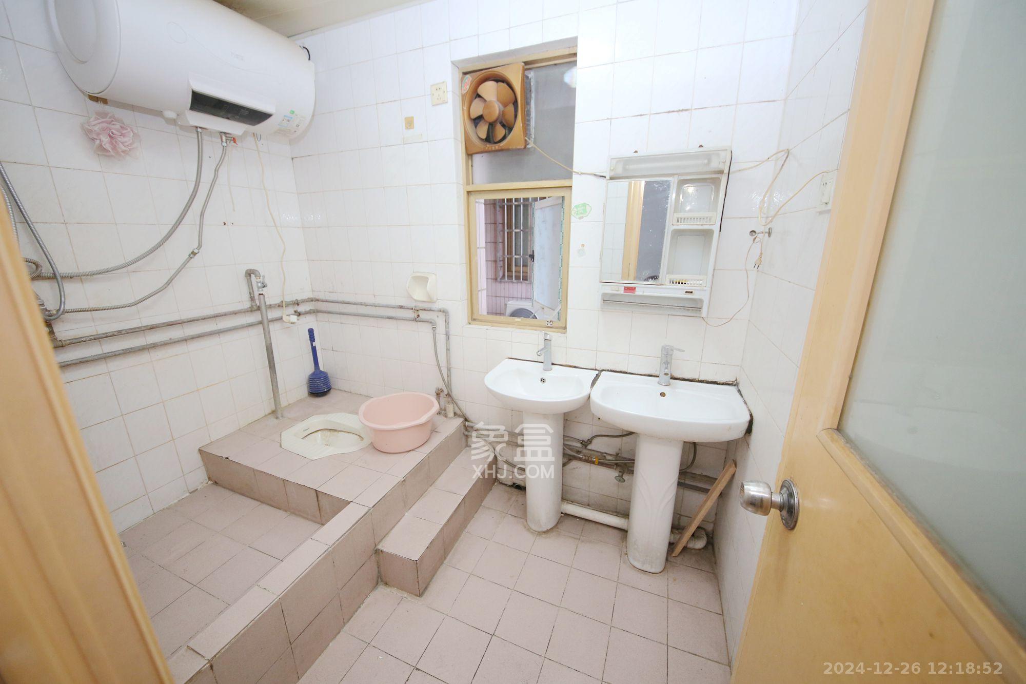 新富城 3室2厅2卫 2800.0元/月 新富城 3室2厅2卫 2800.0元/月室内图