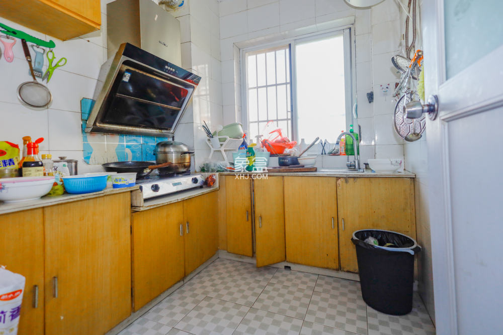 山水庭院  1室1厅1卫    1700.0元/月 山水庭院  1室1厅1卫    1700.0元/月室内图